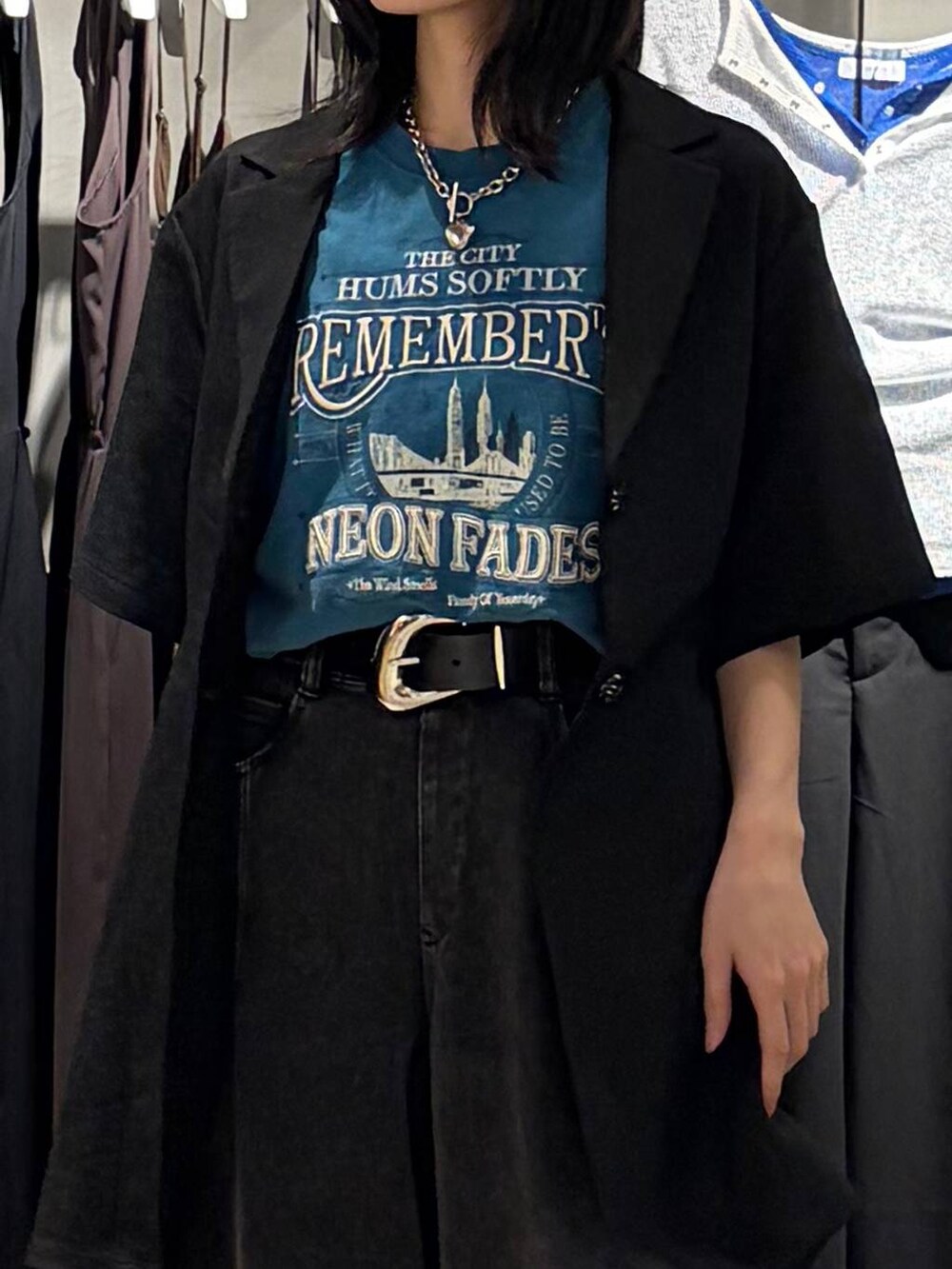 ブラック系のスニーカー、ブラック系のデニムパンツ、ブルー系のTシャツ/カットソーを着用したレディースの夏コーディネートの4枚目の写真