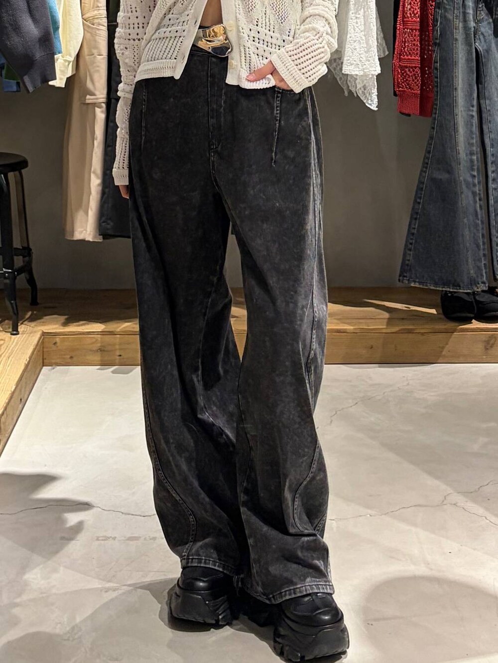 ブラック系のブーツ、ブラック系のデニムパンツ、ホワイト系のカーディガン/ボレロを着用したレディースの春コーディネートの5枚目の写真