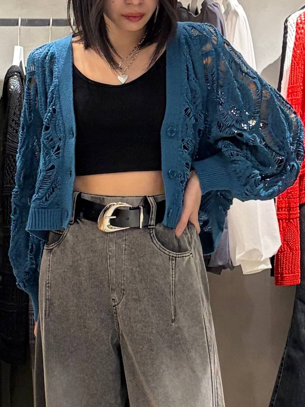 ブラック系のブーツ、ブラック系のキャミソール、ブルー系のカーディガン/ボレロを着用したレディースの春コーディネートの4枚目の写真