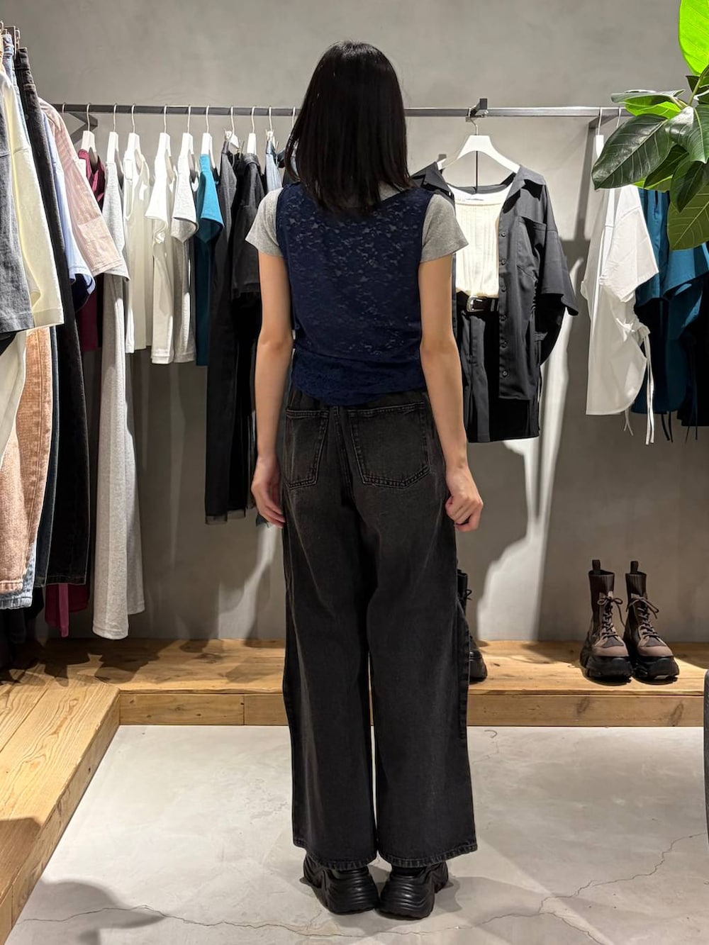 ブラック系のサンダル、グレー系のTシャツ/カットソー、ブラック系のデニムパンツを着用したレディースの春コーディネートの3枚目の写真