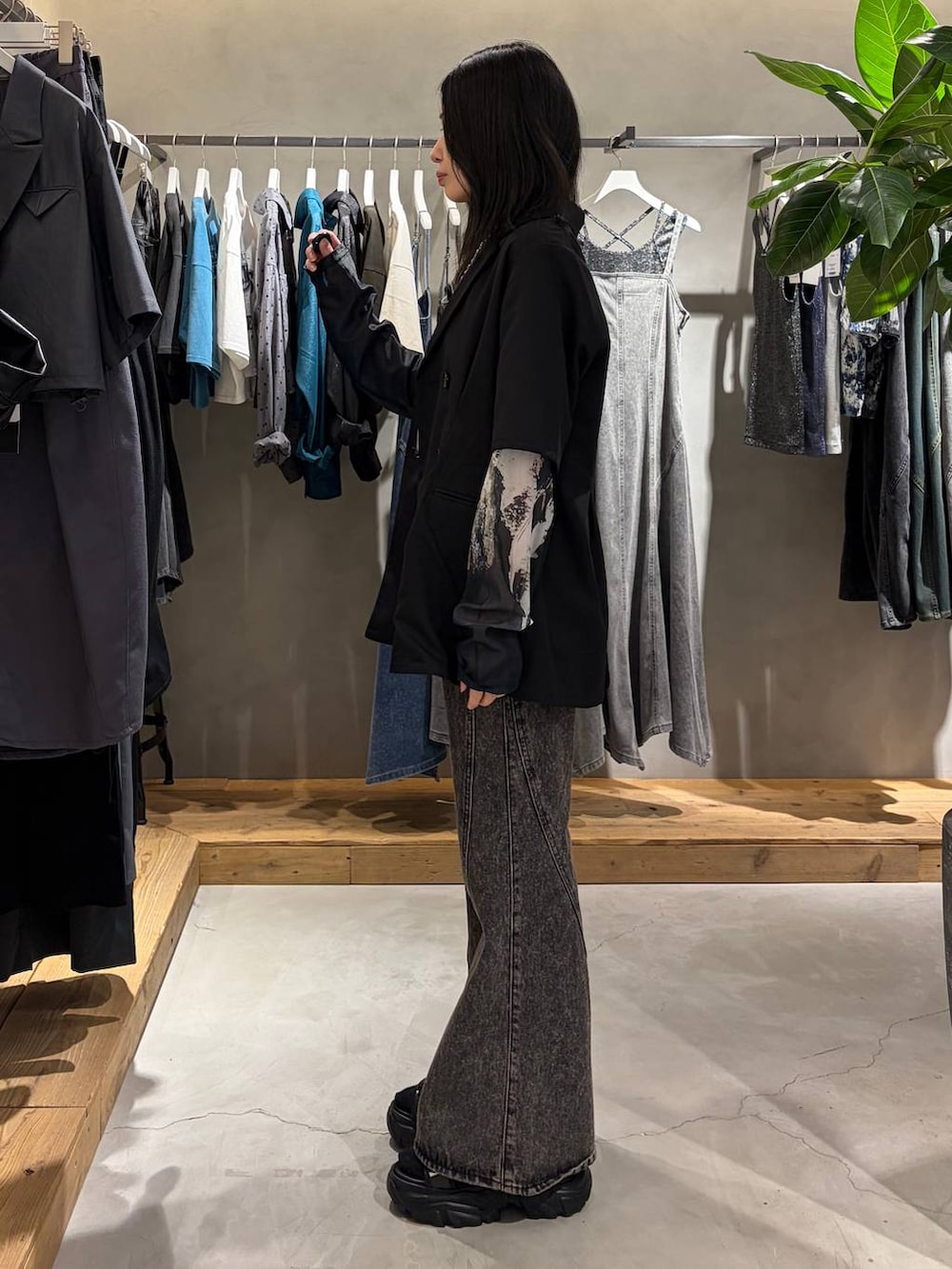 ブラック系のTシャツ/カットソー、ブラック系のデニムパンツ、ブラック系のサンダルを着用したレディースの夏コーディネートの2枚目の写真