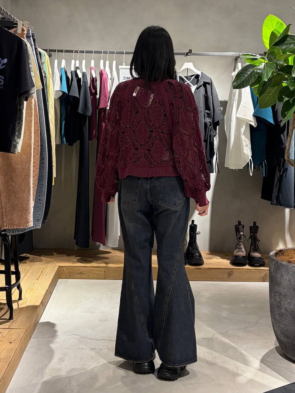 パープル系のカーディガン/ボレロ、ブルー系のデニムパンツ、ブラック系のTシャツ/カットソーを着用したレディースの春コーディネートの3枚目の写真