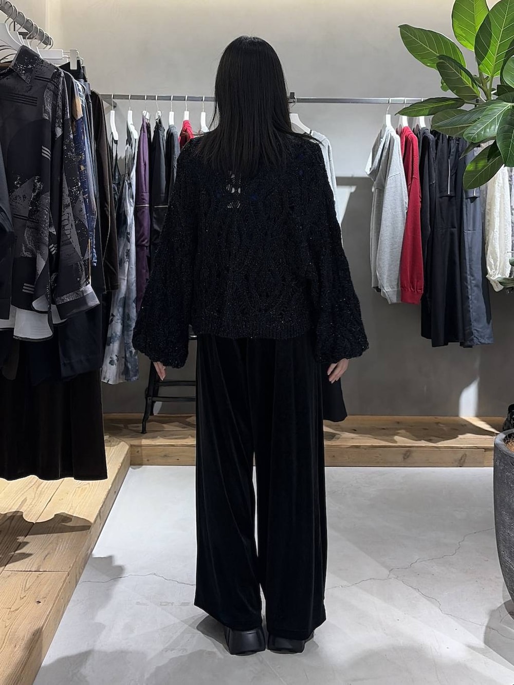 ブラック系のブーツ、ブルー系のその他トップス、ブラック系のその他パンツを着用したレディースの夏コーディネートの3枚目の写真