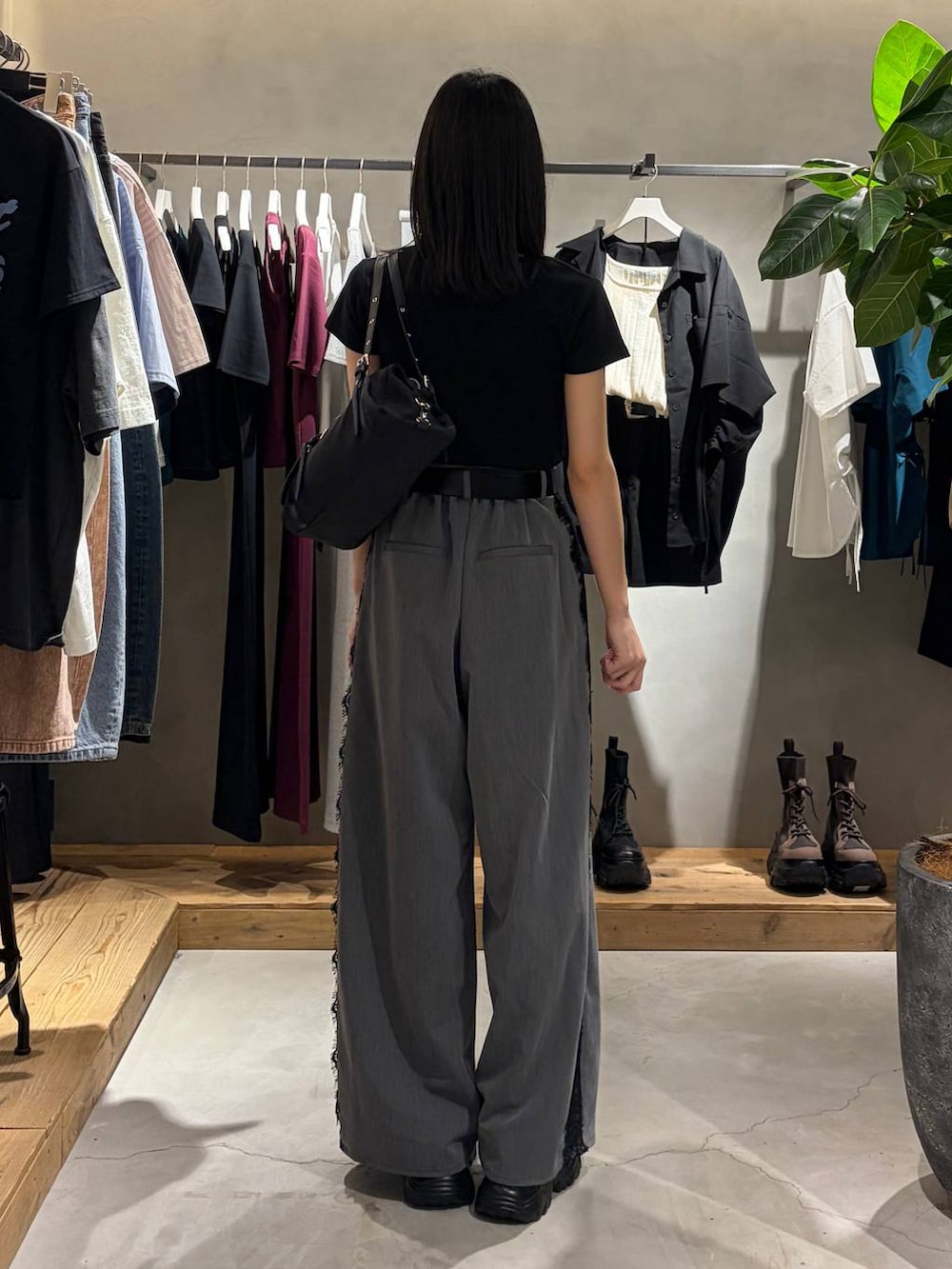 ブラック系のサンダル、ブラック系のトートバッグ、ブラック系のTシャツ/カットソーを着用したレディースの春コーディネートの3枚目の写真