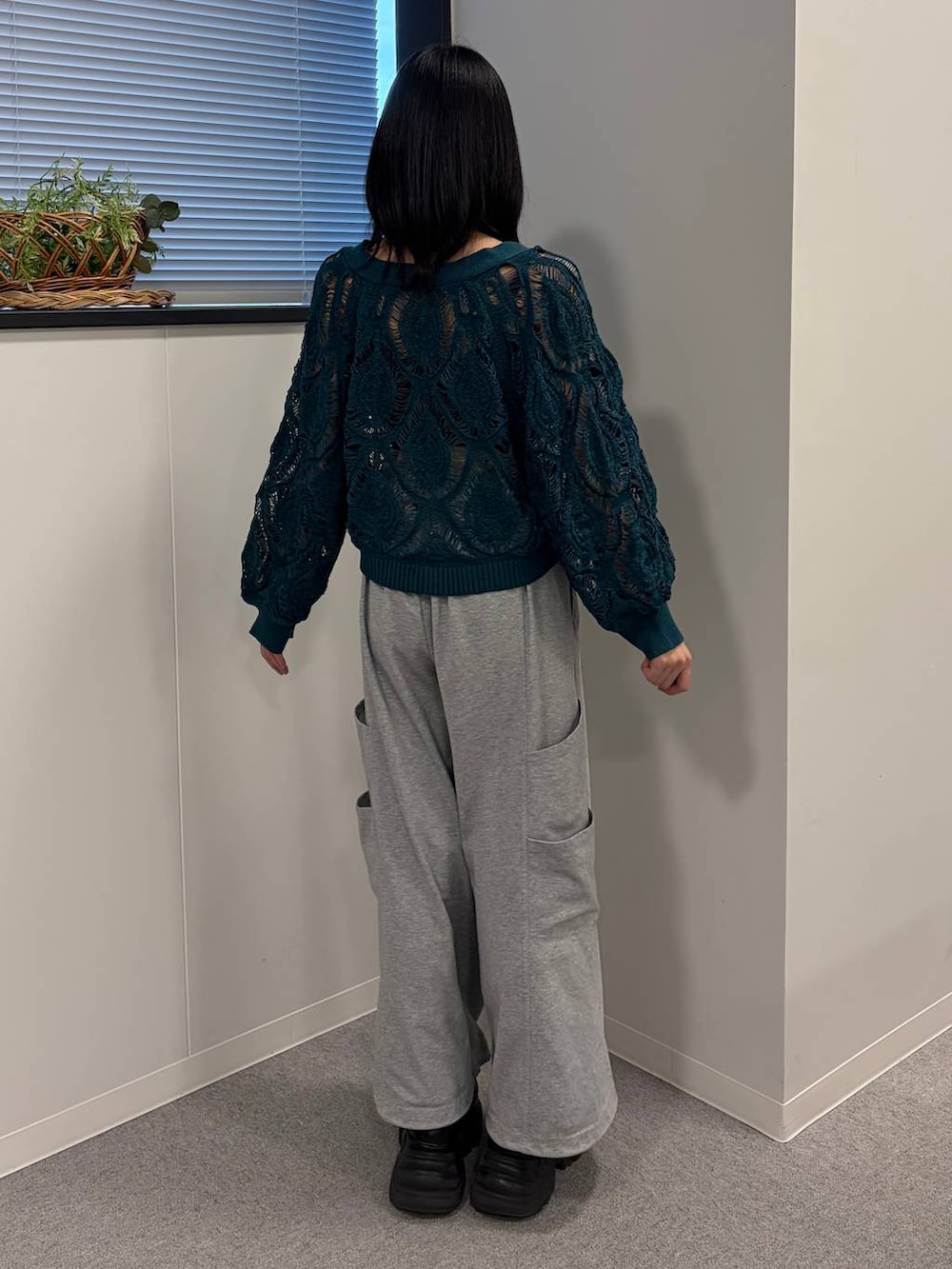グリーン系のカーディガン/ボレロ、グレー系のスウェットパンツ、シルバー系のネックレスを着用したレディースの夏コーディネートの3枚目の写真