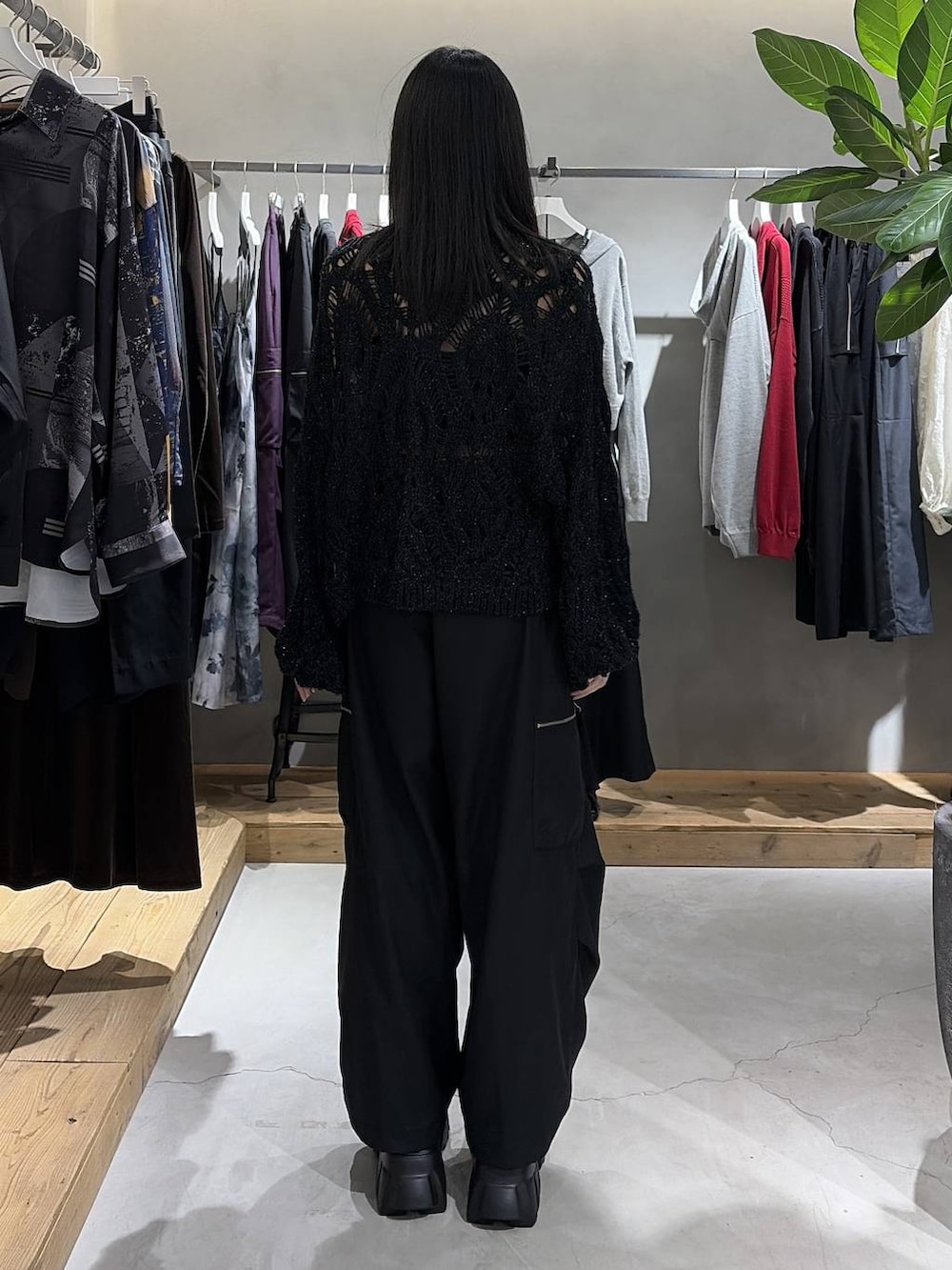 ブラック系のブーツ、ブラック系のカーゴパンツ、ブラック系のカーディガン/ボレロを着用したレディースの秋コーディネートの3枚目の写真