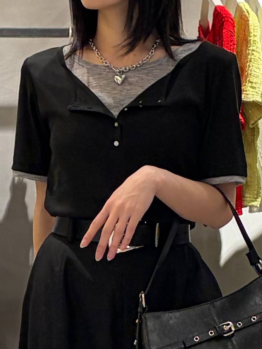 ブラック系のハンドバッグ、ブラック系のその他パンツ、ブラック系のTシャツ/カットソーを着用したレディースの春コーディネートの4枚目の写真