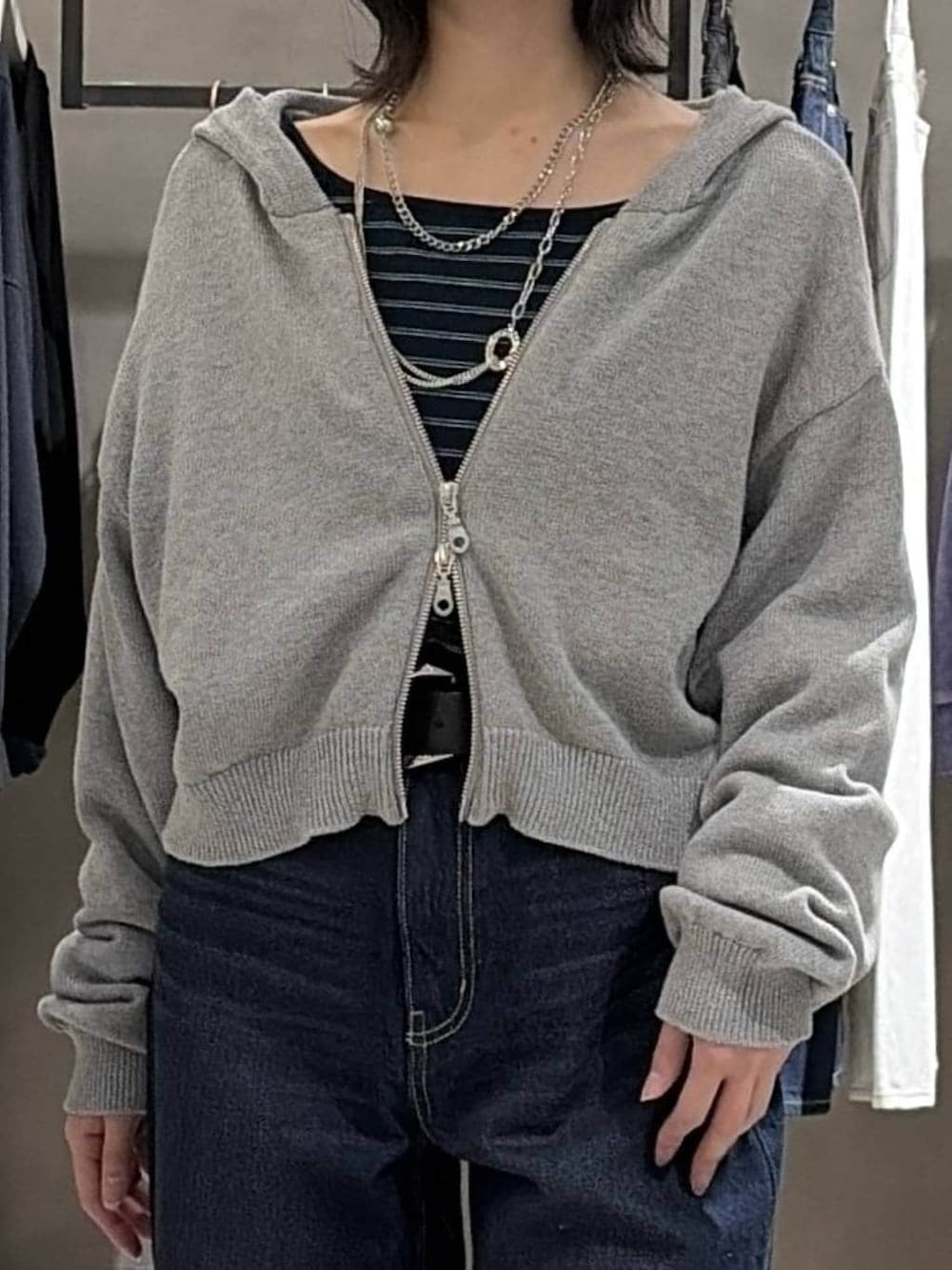 ブラック系のブーツ、ブルー系のスラックス、グレー系のパーカーを着用したレディースの冬コーディネートの4枚目の写真