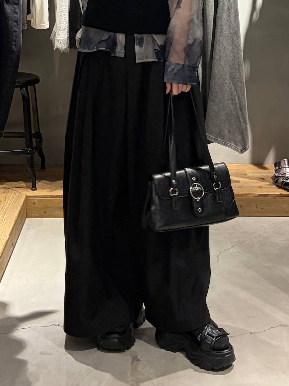 ブラック系のスラックス、グレー系のシャツ/ブラウス、ブラック系のサンダルを着用したレディースの夏コーディネートの5枚目の写真