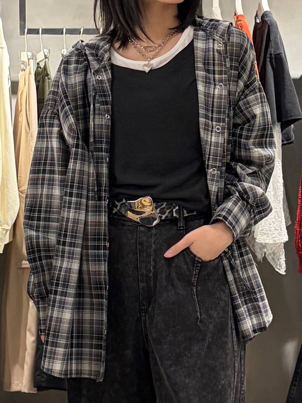 ブラック系のブーツ、ブラック系のデニムパンツ、ブラック系のTシャツ/カットソーを着用したレディースの春コーディネートの4枚目の写真