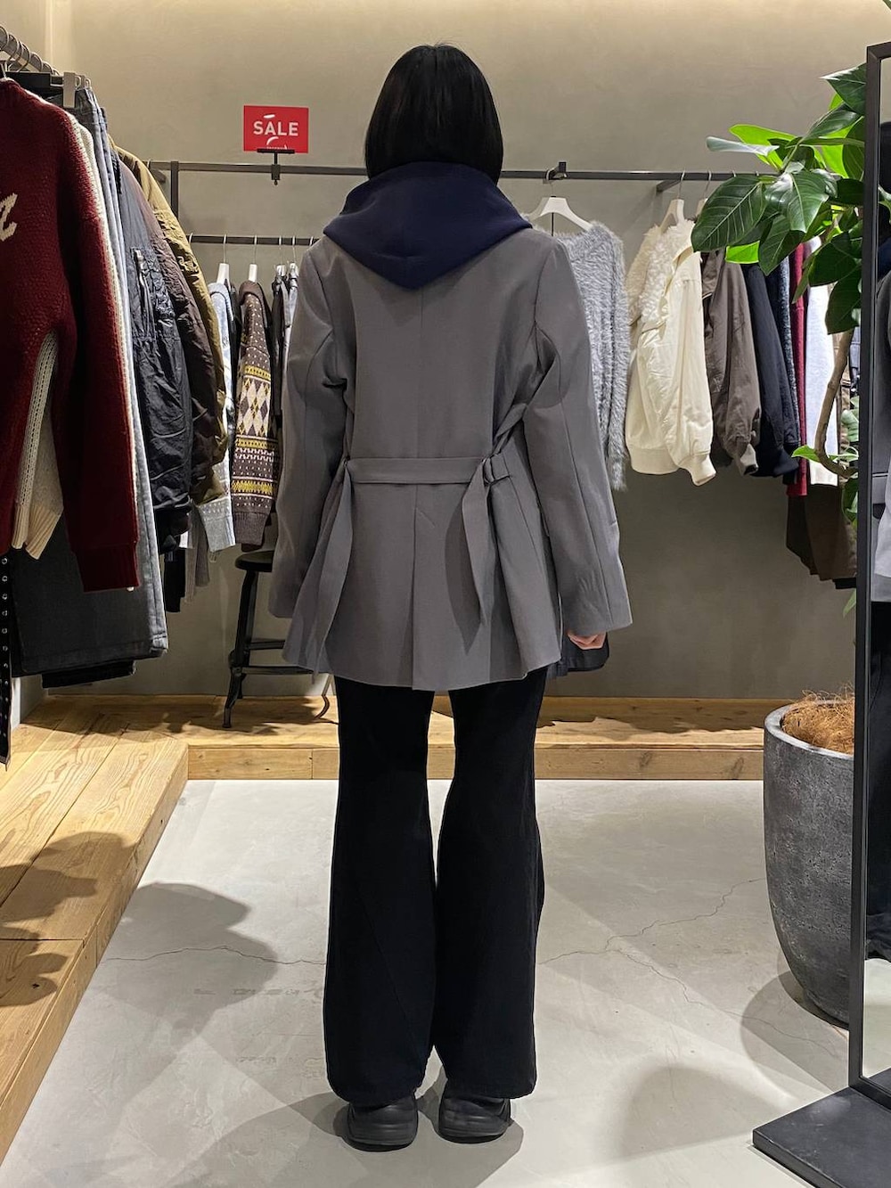 ブラック系のデニムパンツ、ホワイト系のTシャツ/カットソー、グレー系のテーラードジャケットを着用したレディースの冬コーディネートの3枚目の写真