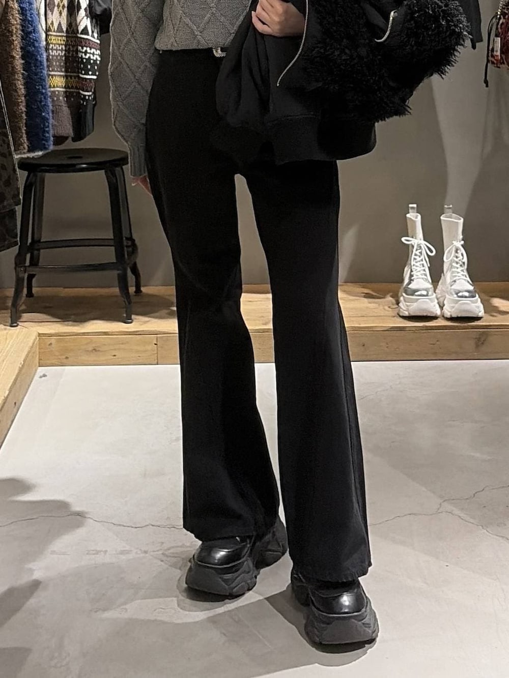 ブラック系のブーツ、ブラック系のデニムパンツ、ブラック系のブルゾンを着用したレディースの冬コーディネートの5枚目の写真