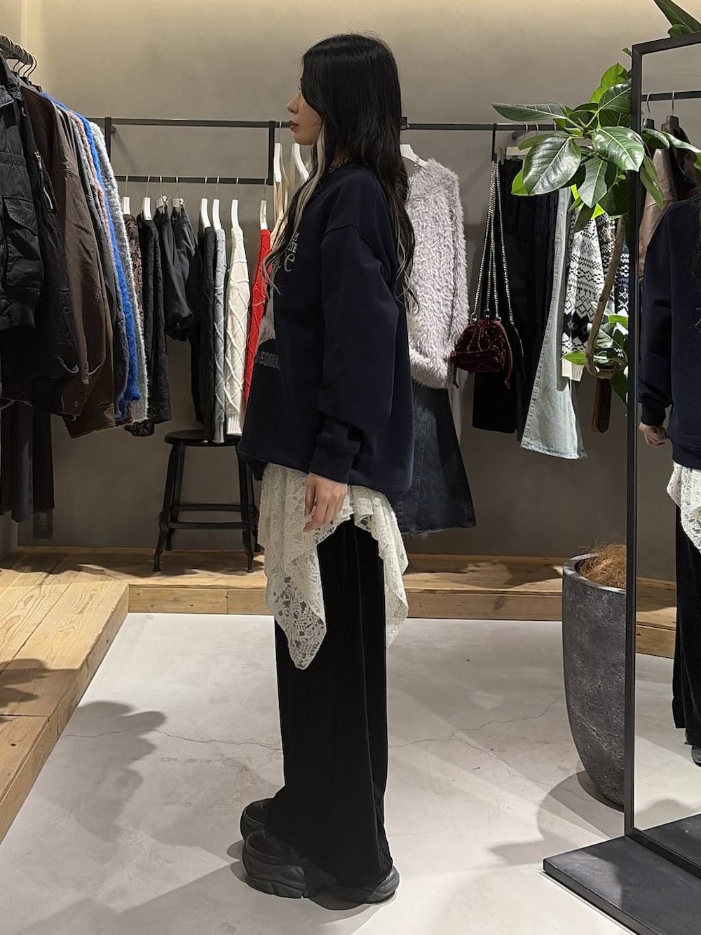 ブラック系のブーツ、ホワイト系のチュニック、ブラック系のその他パンツを着用したレディースの冬コーディネートの2枚目の写真