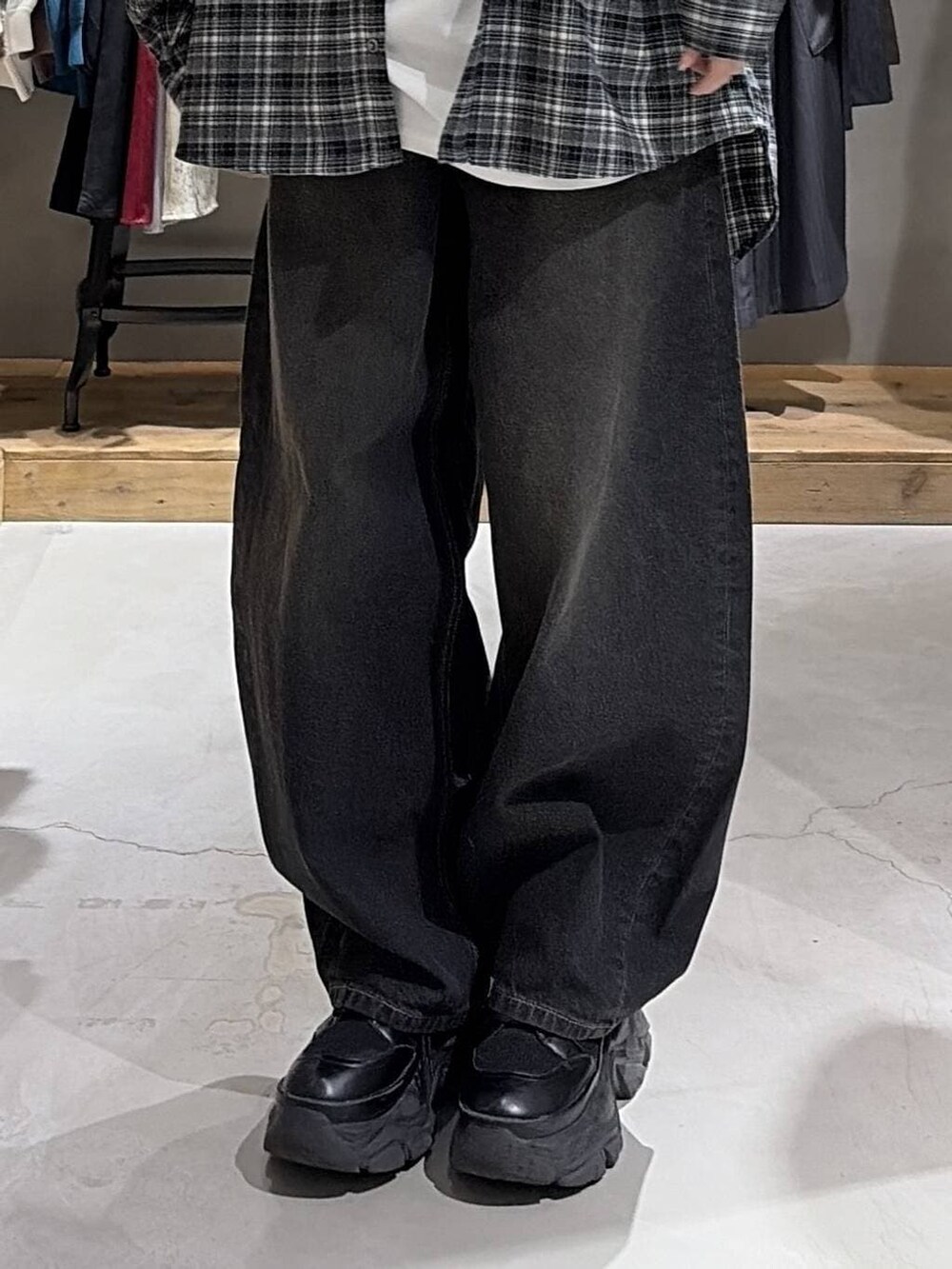 ブラック系のデニムパンツ、ホワイト系のTシャツ/カットソー、グレー系のシャツ/ブラウスを着用したレディースの冬コーディネートの5枚目の写真