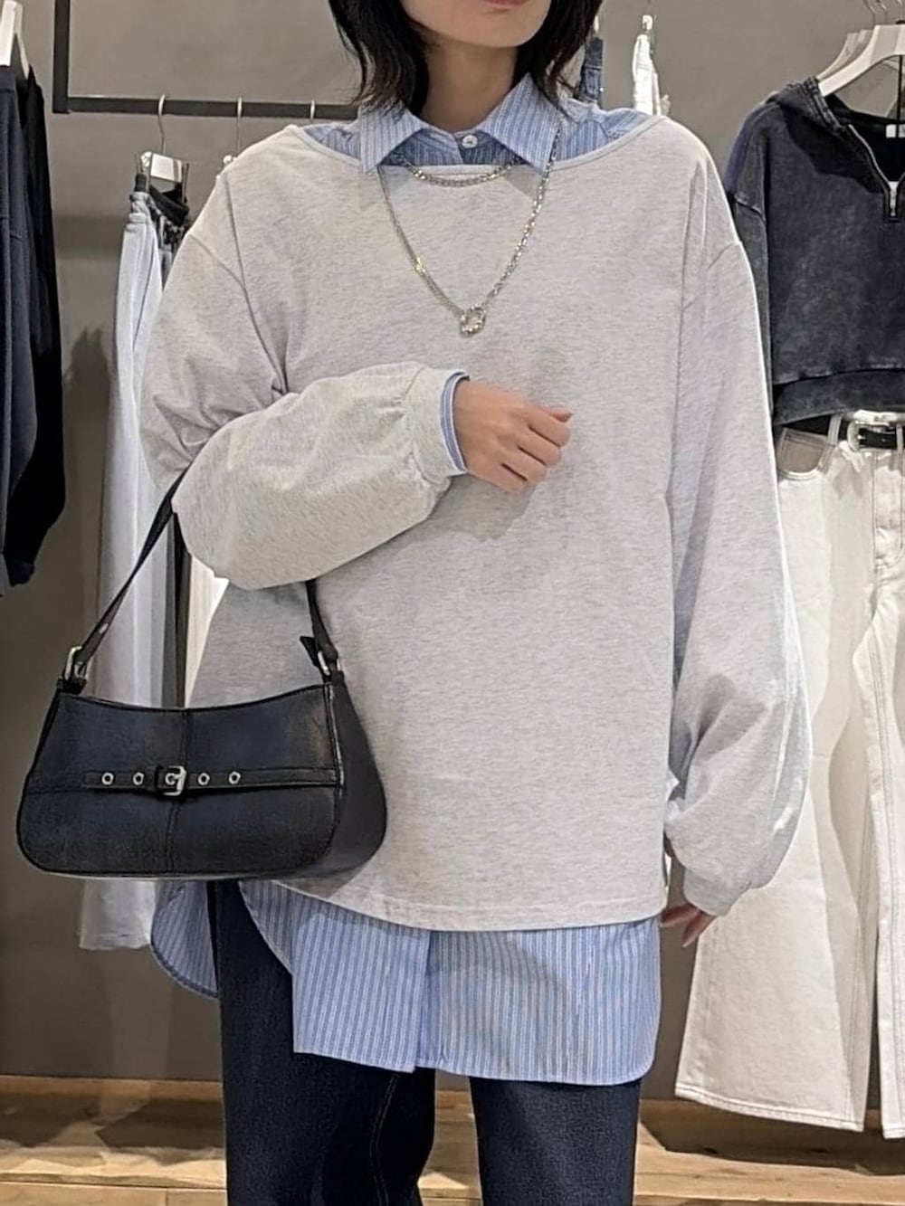 ブラック系のブーツ、ブルー系のスラックス、ブラック系のハンドバッグを着用したレディースの冬コーディネートの4枚目の写真