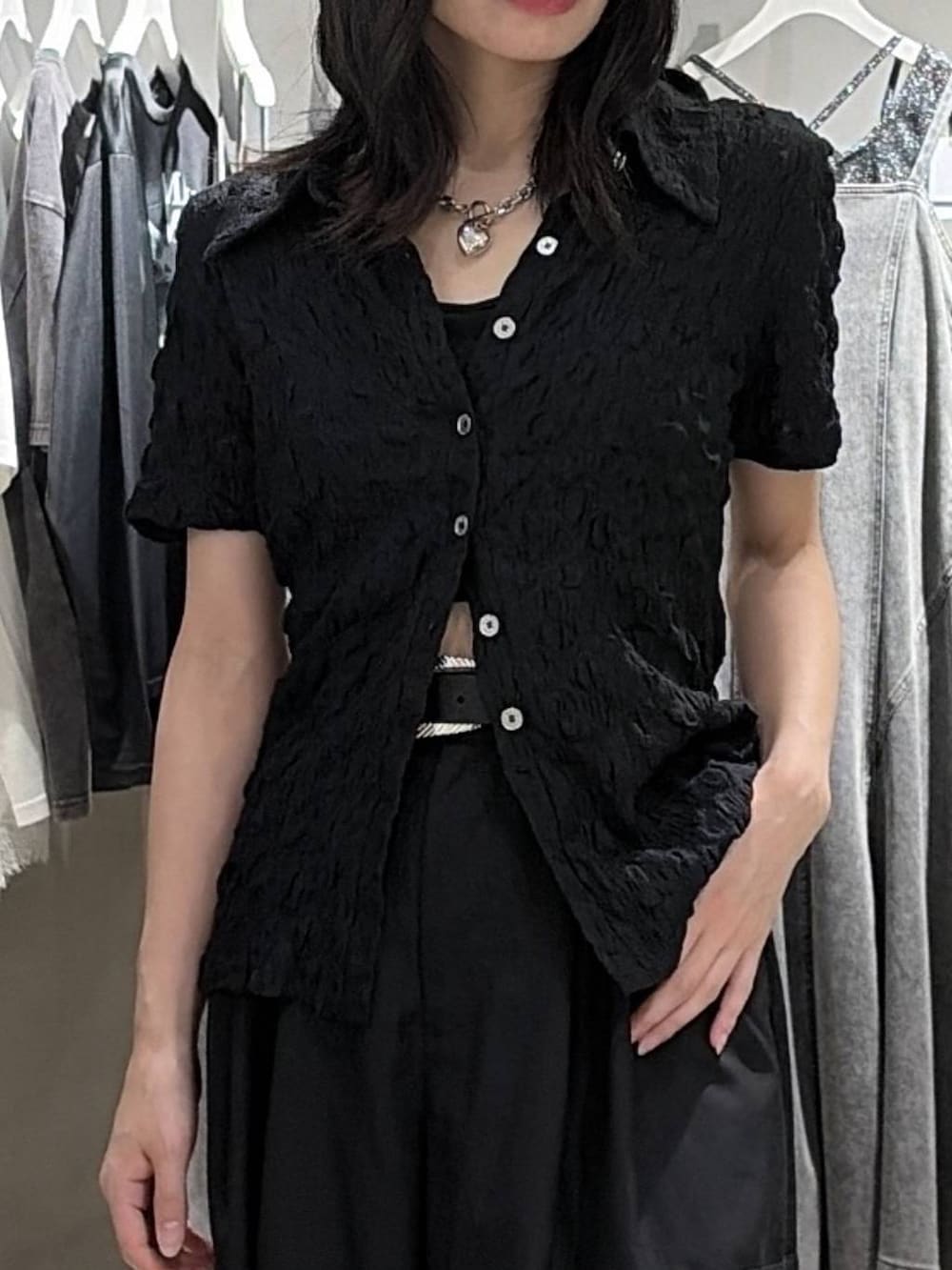 ブラック系のカーゴパンツ、ブラック系のシャツ/ブラウス、ブラック系のベルトを着用したレディースの夏コーディネートの4枚目の写真