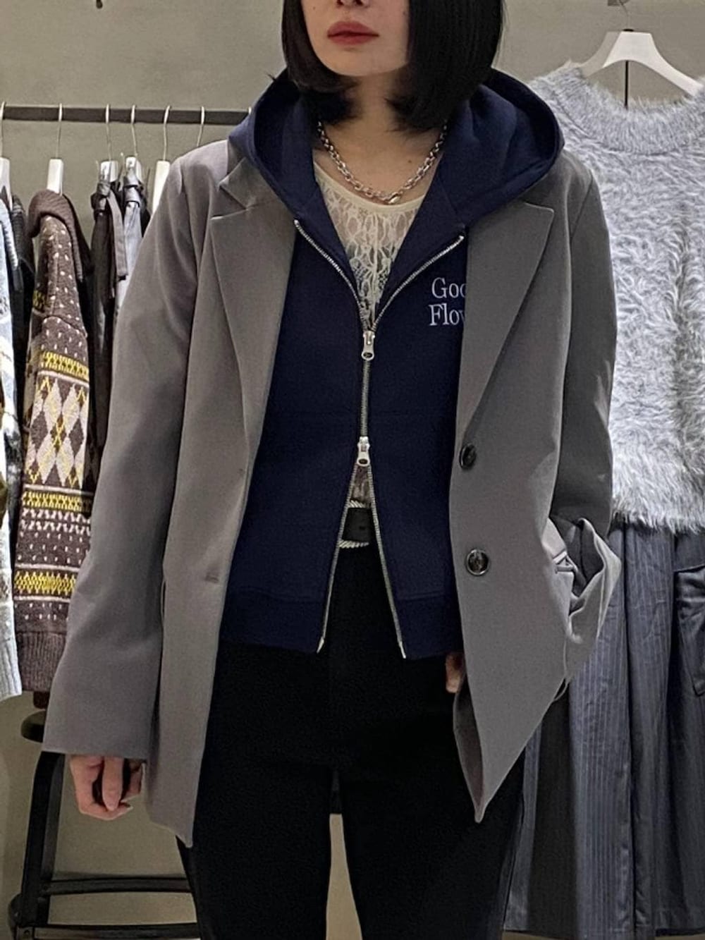 ブラック系のデニムパンツ、ホワイト系のTシャツ/カットソー、グレー系のテーラードジャケットを着用したレディースの冬コーディネートの4枚目の写真