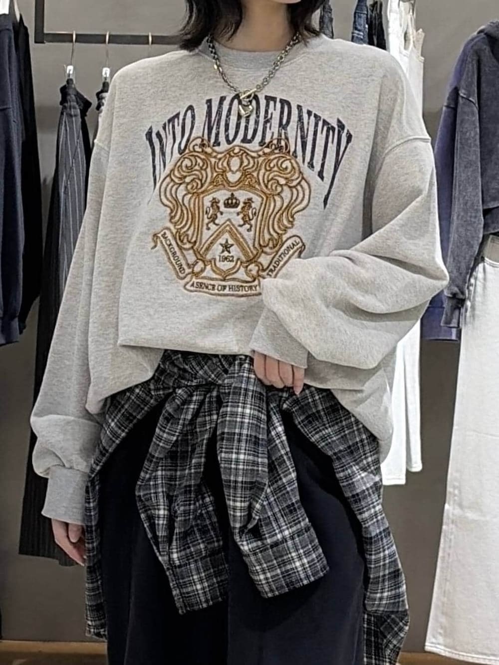 ブラック系のブーツ、グレー系のスウェット、ブラック系のスウェットパンツを着用したレディースの冬コーディネートの4枚目の写真