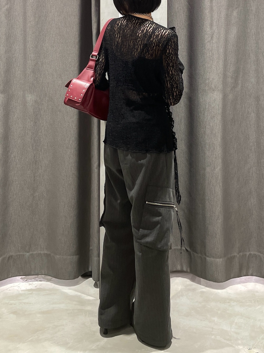 ブラック系のシャツ/ブラウス、グレー系のカーゴパンツ、ブラック系のパンプスを着用したレディースの夏コーディネートの3枚目の写真