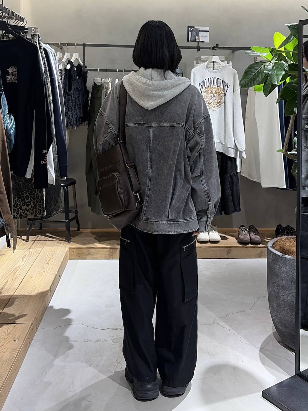 ブラック系のブルゾン、ブラック系のスラックス、ブラック系のニット/セーターを着用したレディースの冬コーディネートの3枚目の写真