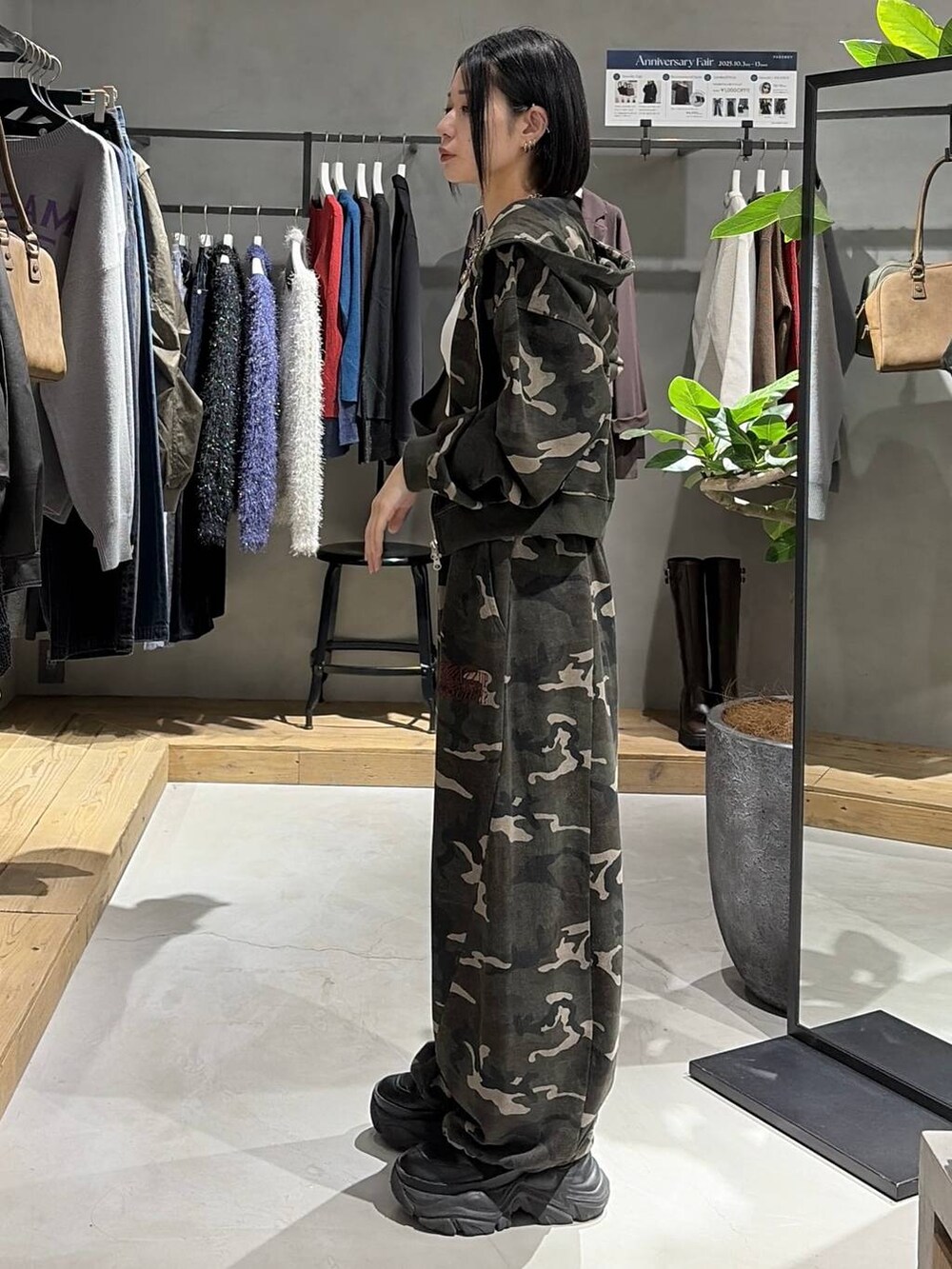 ブラック系のブーツ、ホワイト系のキャミソール、その他のスウェットパンツを着用したレディースの秋コーディネートの2枚目の写真