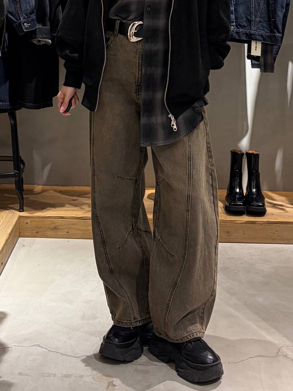 ブラック系のパーカー、ブラック系のシャツ/ブラウス、ブラウン系のデニムパンツを着用したレディースの秋コーディネートの5枚目の写真