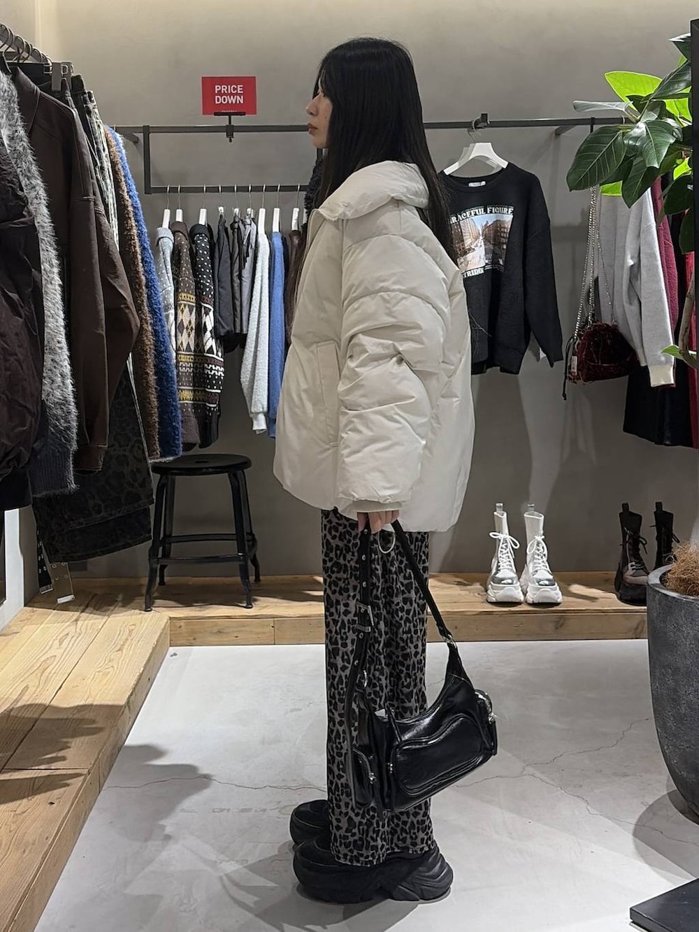 ブラック系のブーツ、ホワイト系のブルゾン、グレー系のスウェットを着用したレディースの冬コーディネートの2枚目の写真