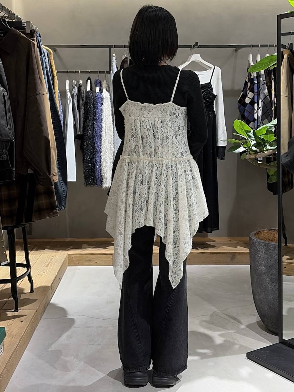 ブラック系のブーツ、ブラック系のデニムパンツ、ブラック系のブルゾンを着用したレディースの秋コーディネートの3枚目の写真