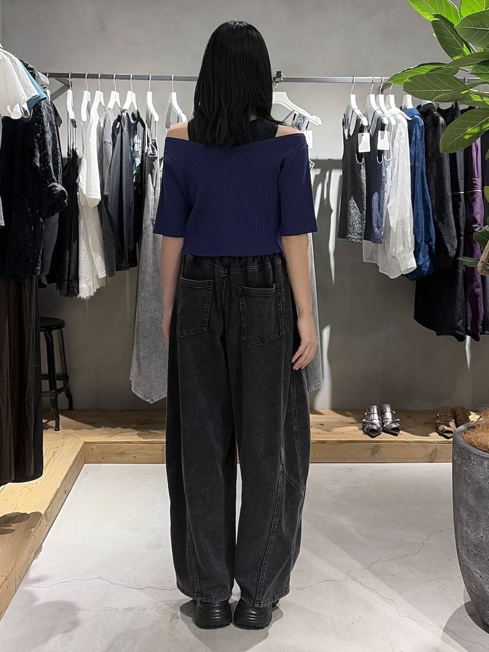 ブルー系のTシャツ/カットソー、ブラック系のデニムパンツ、ブラック系のサンダルを着用したレディースの夏コーディネートの3枚目の写真