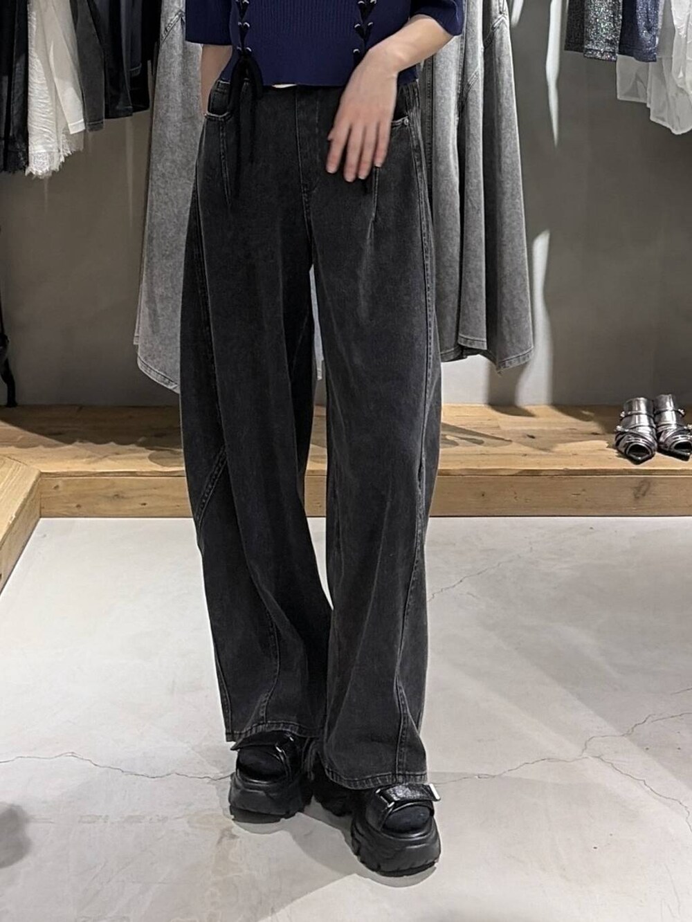 ブルー系のTシャツ/カットソー、ブラック系のデニムパンツ、ブラック系のサンダルを着用したレディースの夏コーディネートの5枚目の写真
