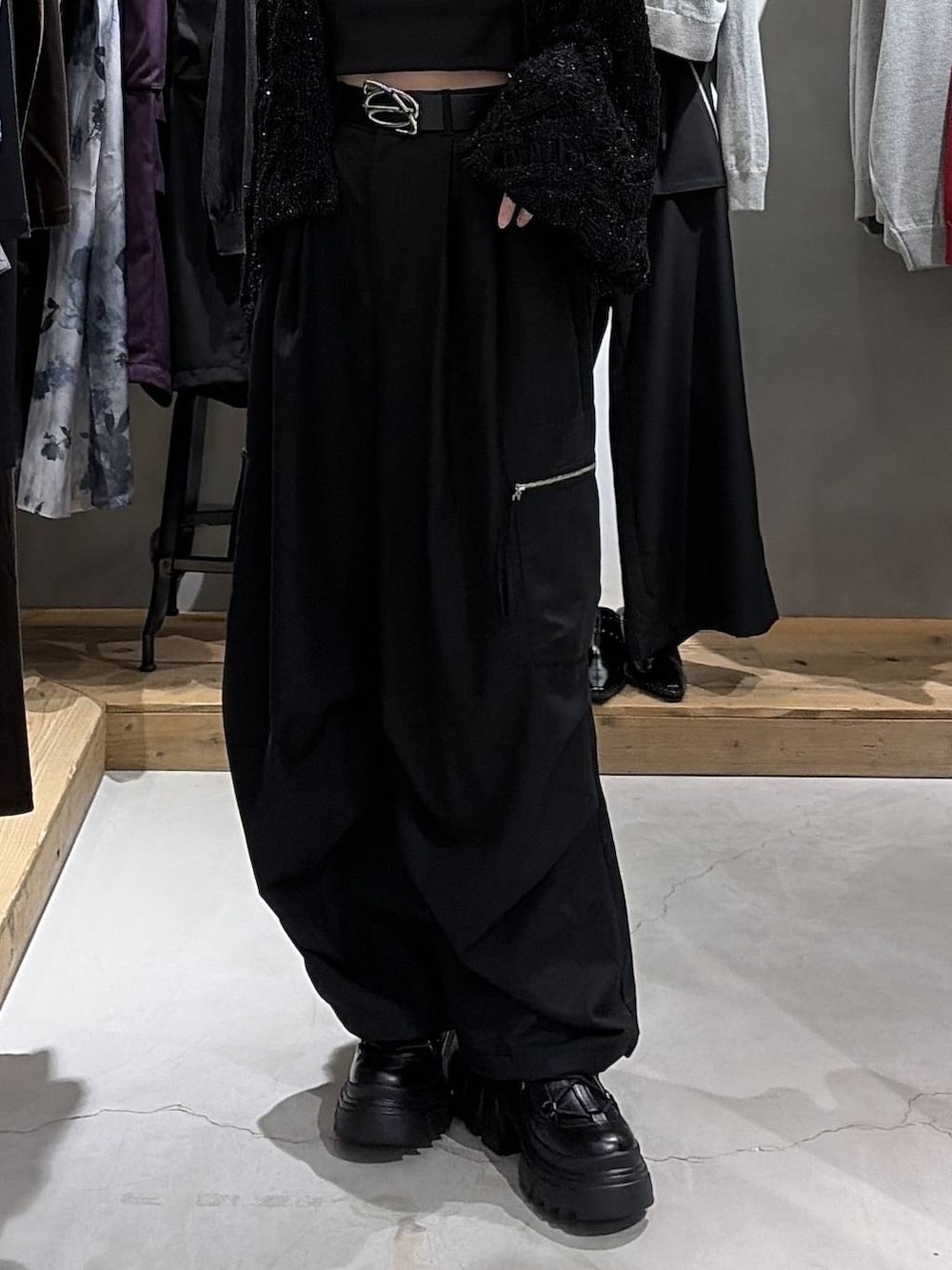 ブラック系のブーツ、ブラック系のカーゴパンツ、ブラック系のカーディガン/ボレロを着用したレディースの秋コーディネートの5枚目の写真