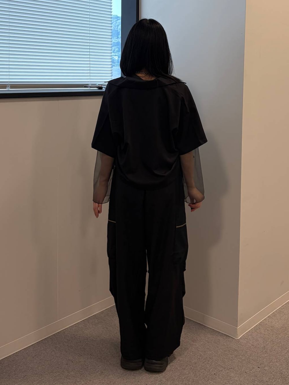 ブラック系のカーゴパンツ、グレー系のTシャツ/カットソー、ブラック系のシャツ/ブラウスを着用したレディースの夏コーディネートの3枚目の写真