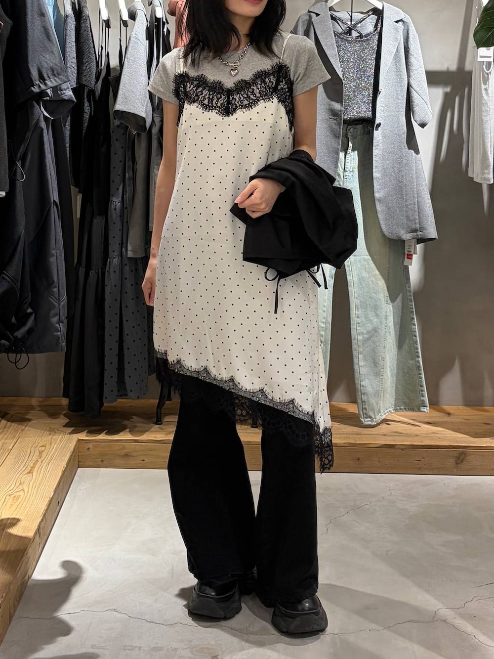 ホワイト系のチュニック、ブラック系のデニムパンツ、グレー系のTシャツ/カットソーを着用したレディースの夏コーディネートの6枚目の写真