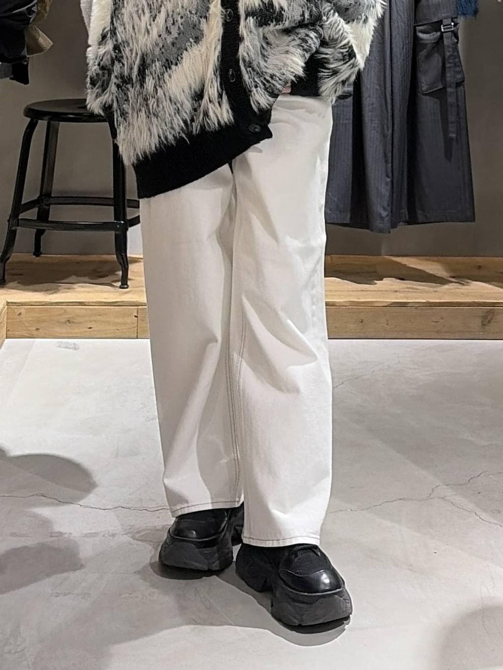 ブラック系のブーツ、ブラック系のカーディガン/ボレロ、ブラック系のニット/セーターを着用したレディースの冬コーディネートの5枚目の写真