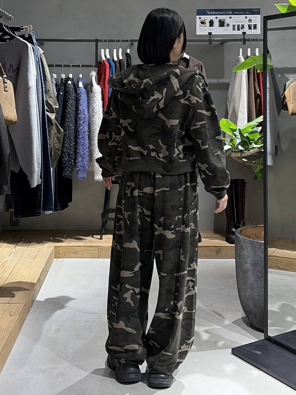 ブラック系のブーツ、ホワイト系のキャミソール、その他のスウェットパンツを着用したレディースの秋コーディネートの3枚目の写真