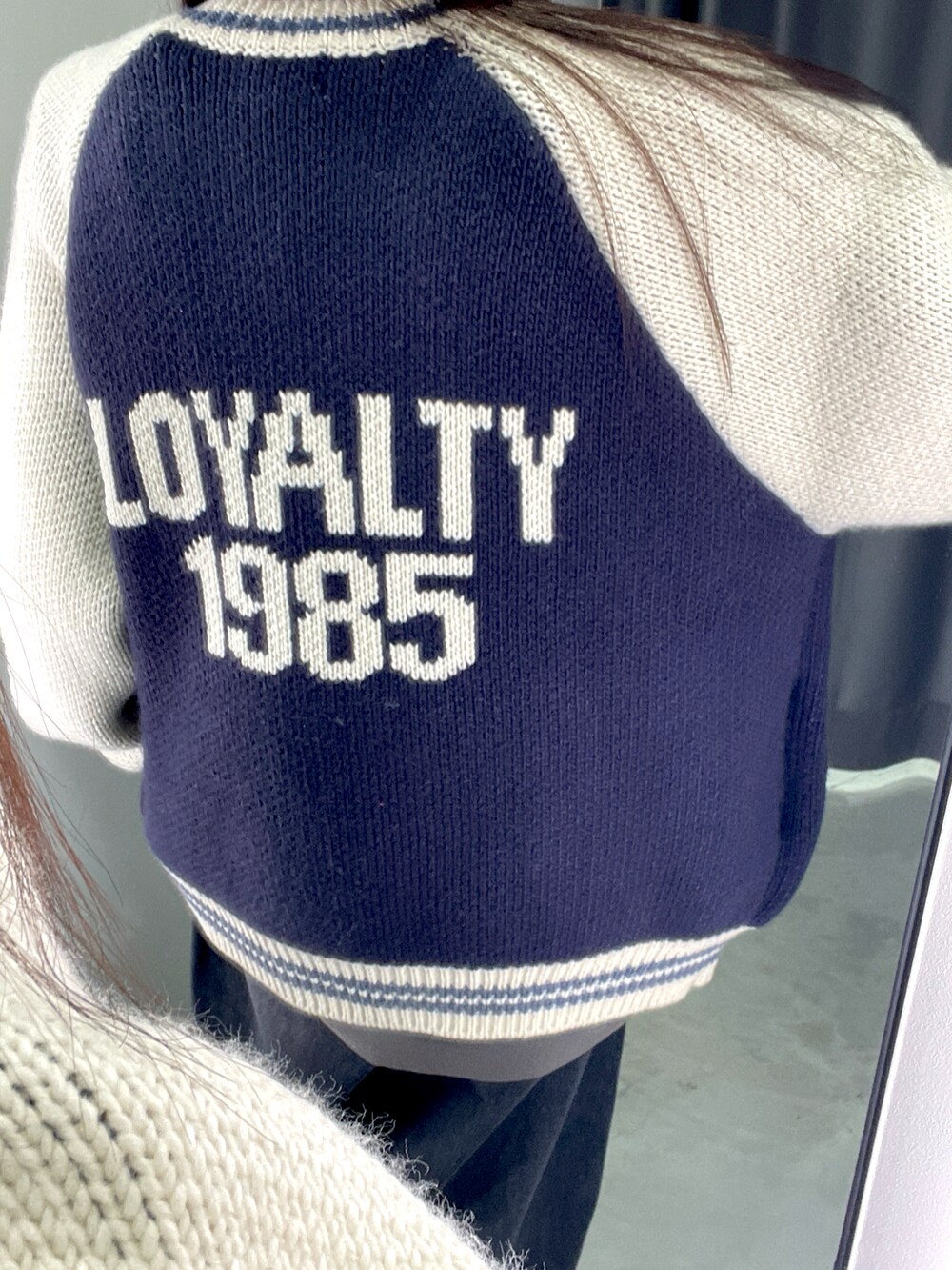 ブルー系のニット/セーター、その他のスウェット、ブラック系のデニムパンツを着用したレディースの冬コーディネートの2枚目の写真