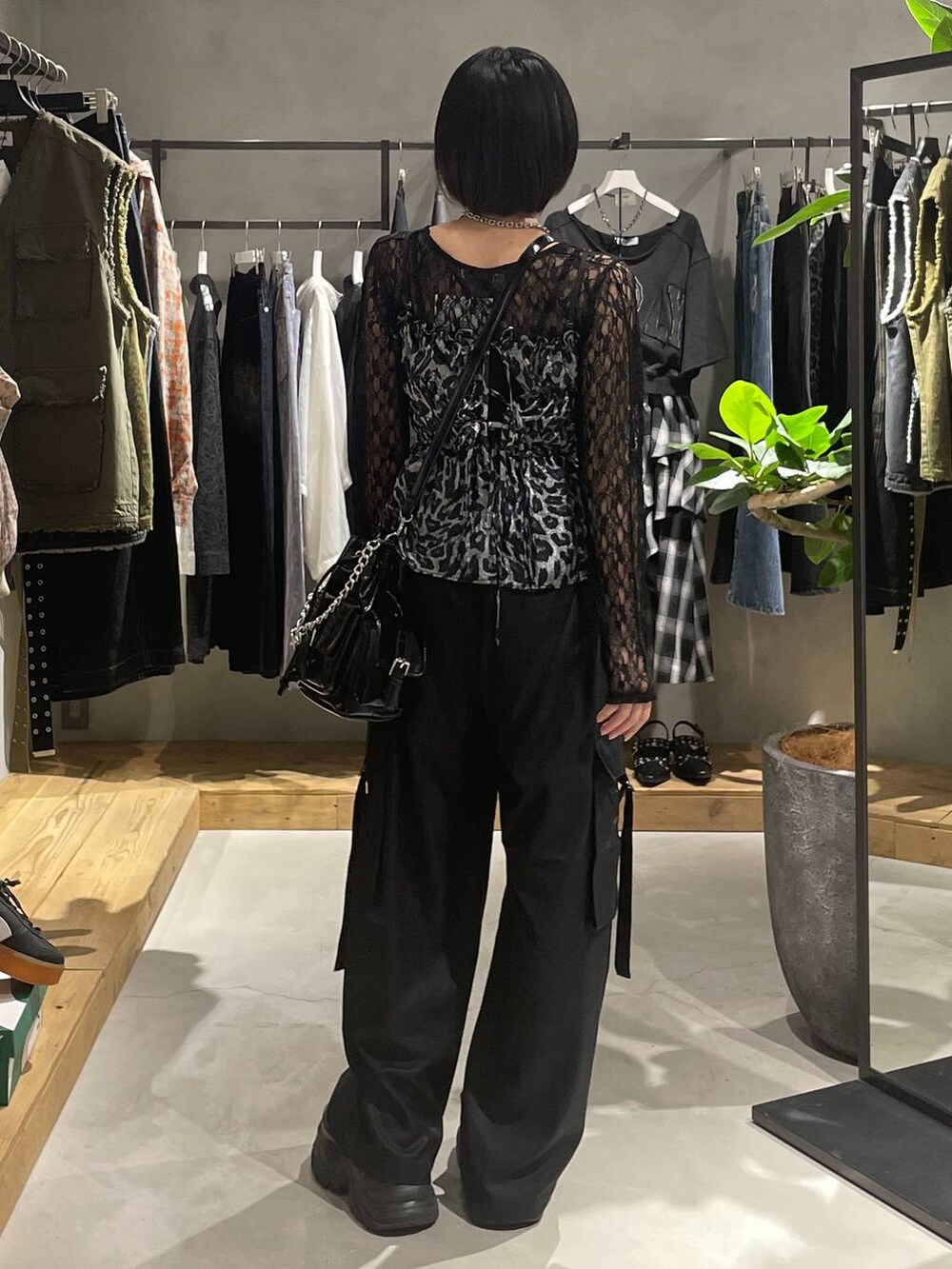 ブラック系のブーツ、その他のキャミソール、ブラック系のショルダーバッグを着用したレディースの秋コーディネートの3枚目の写真