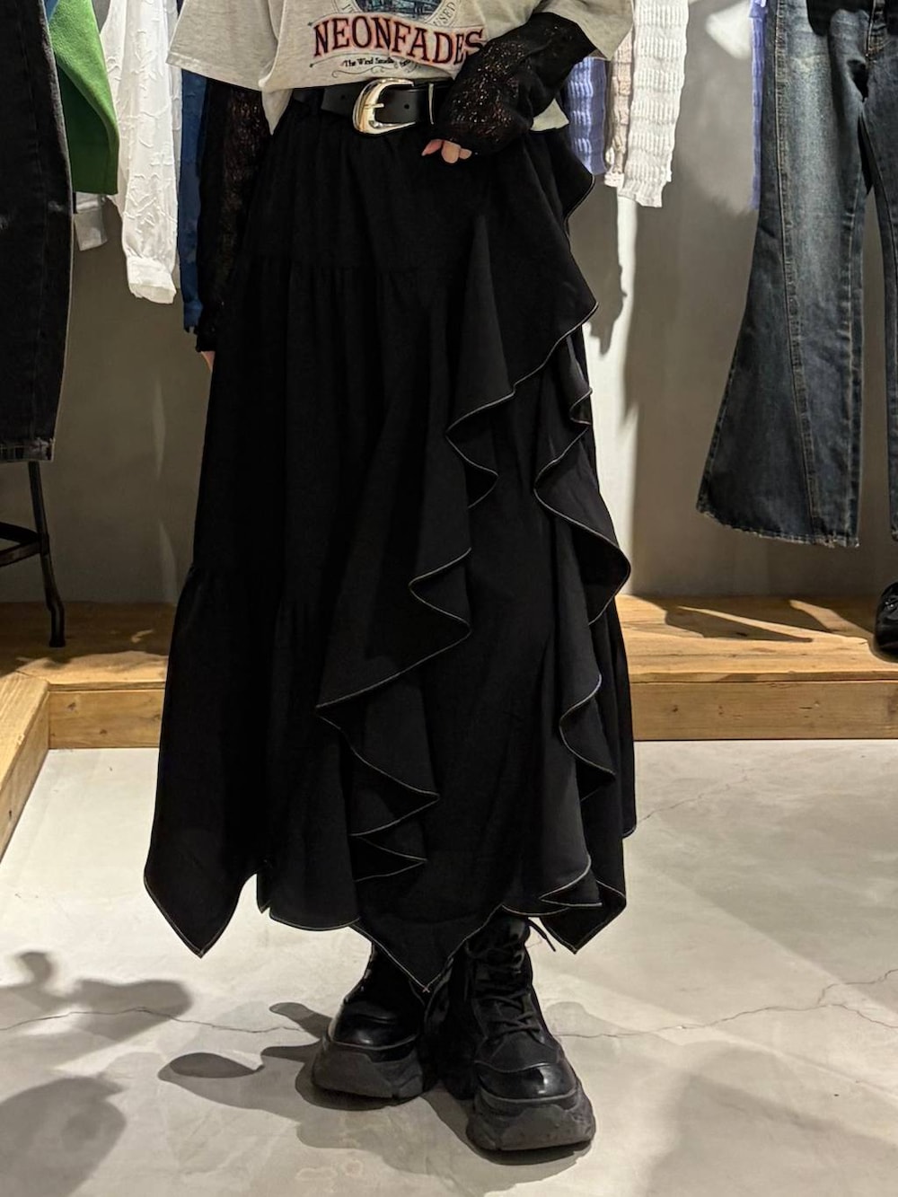 ブラック系のブーツ、ブラック系のスカート、ブラック系のTシャツ/カットソーを着用したレディースの春コーディネートの5枚目の写真