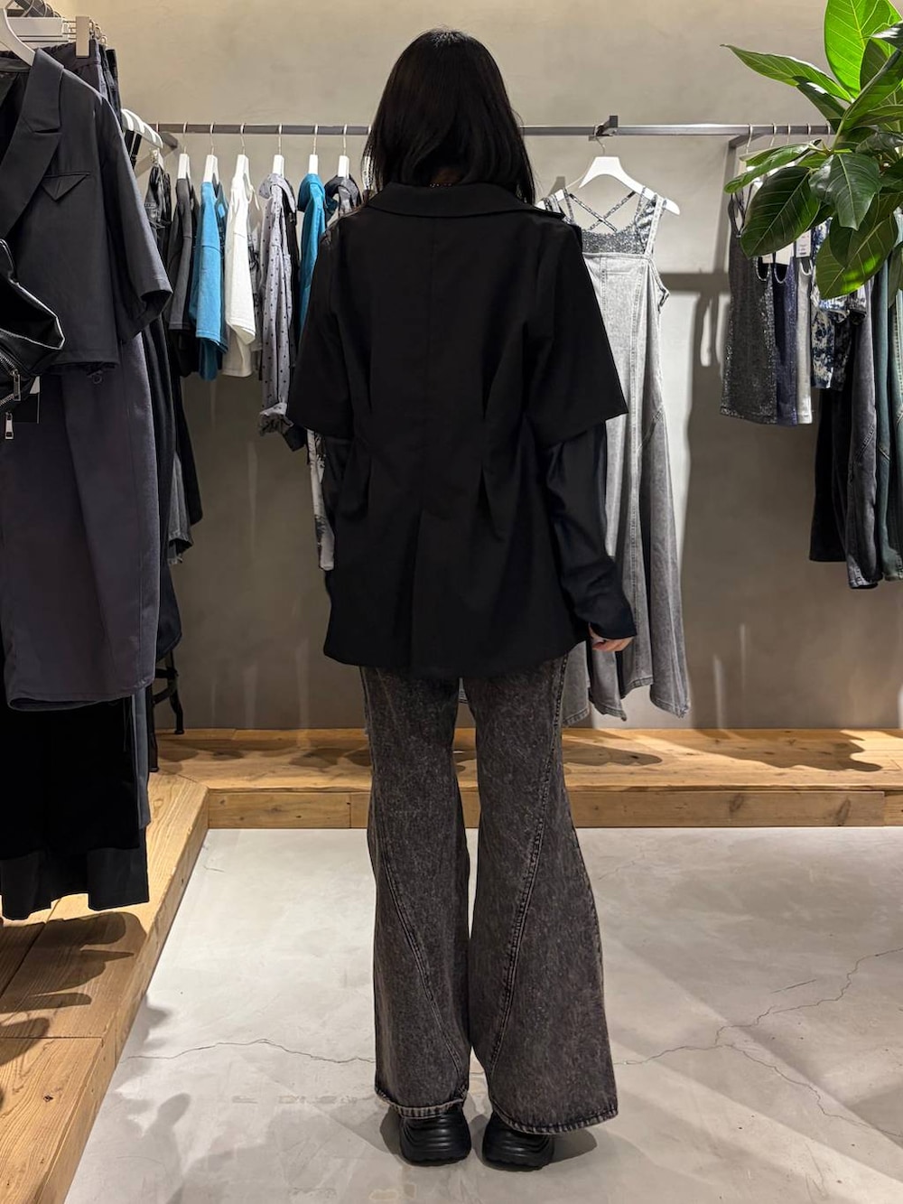 ブラック系のTシャツ/カットソー、ブラック系のデニムパンツ、ブラック系のサンダルを着用したレディースの夏コーディネートの3枚目の写真