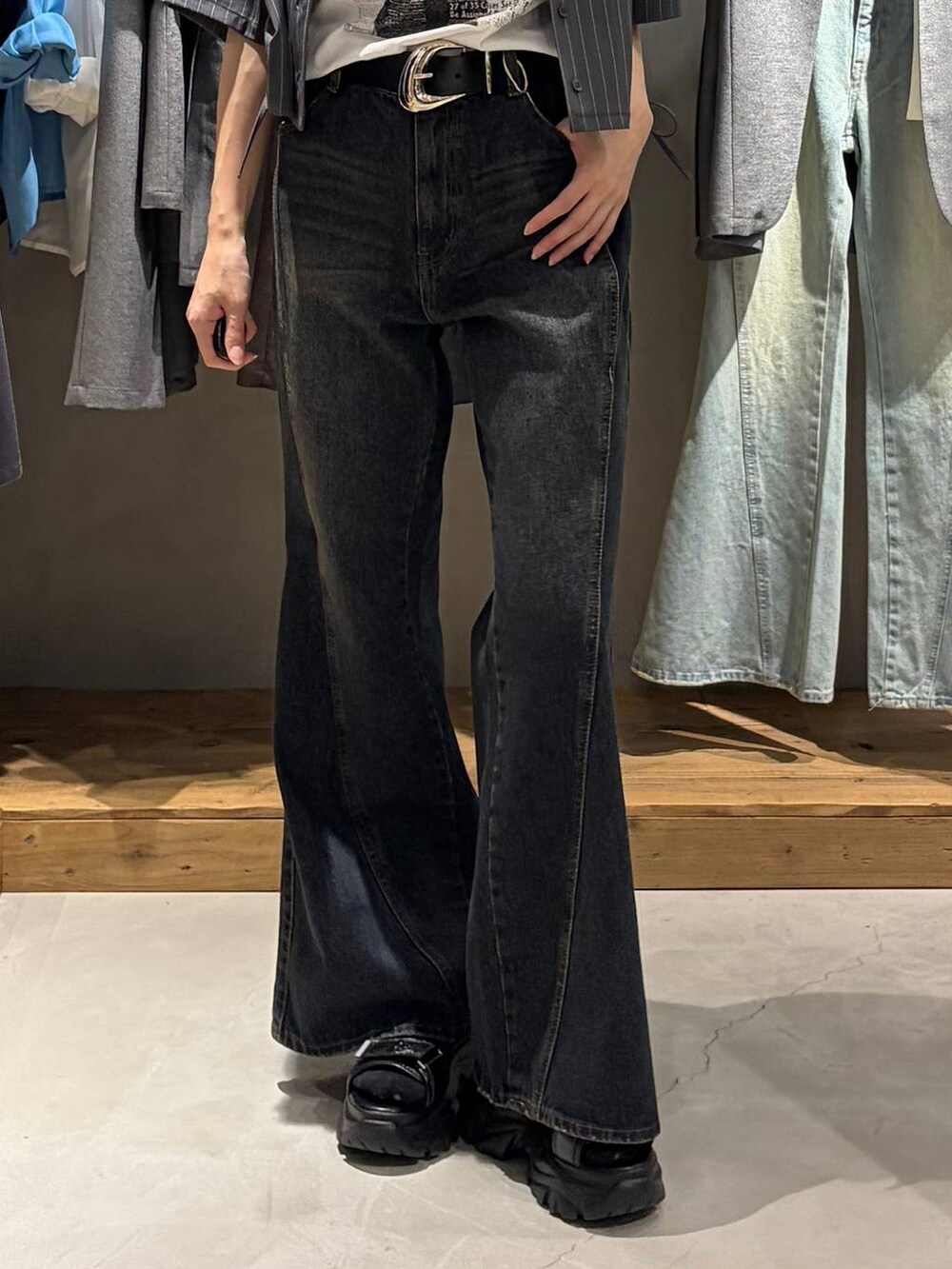 ホワイト系のTシャツ/カットソー、ブルー系のデニムパンツ、ブラック系のサンダルを着用したレディースの夏コーディネートの5枚目の写真