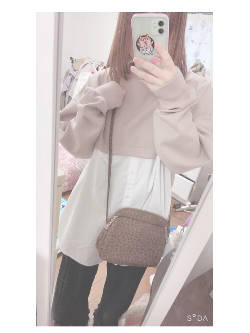 ベージュ系のスウェット、ブラック系のスラックスを着用したレディースの秋コーディネートの2枚目の写真