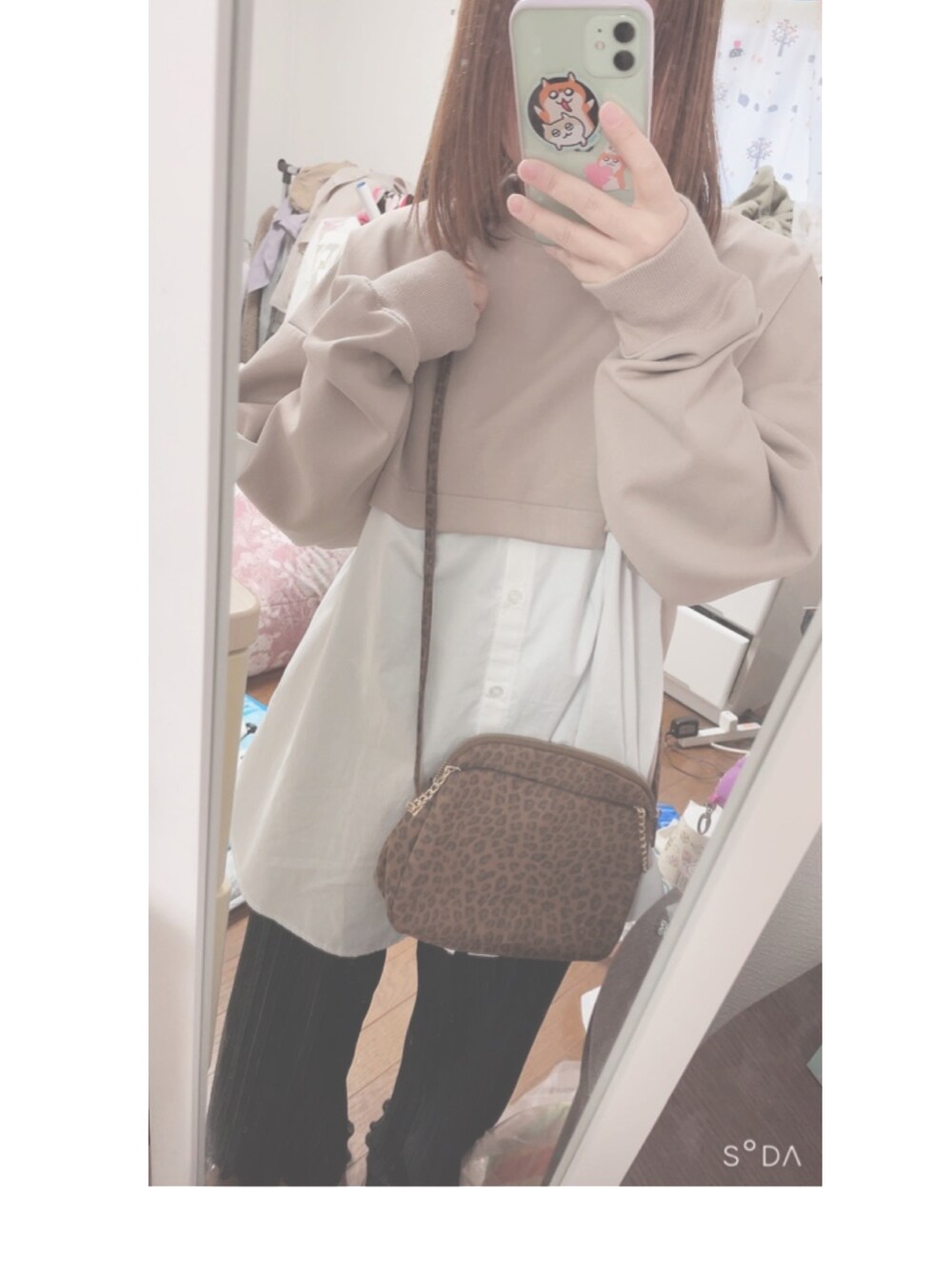 ベージュ系のスウェット、ブラック系のスラックスを着用したレディースの秋コーディネートの3枚目の写真