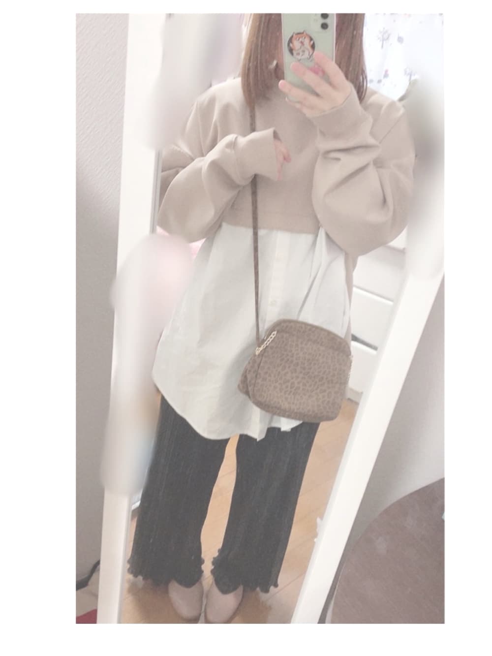 ベージュ系のスウェット、ブラック系のスラックスを着用したレディースの秋コーディネートの4枚目の写真