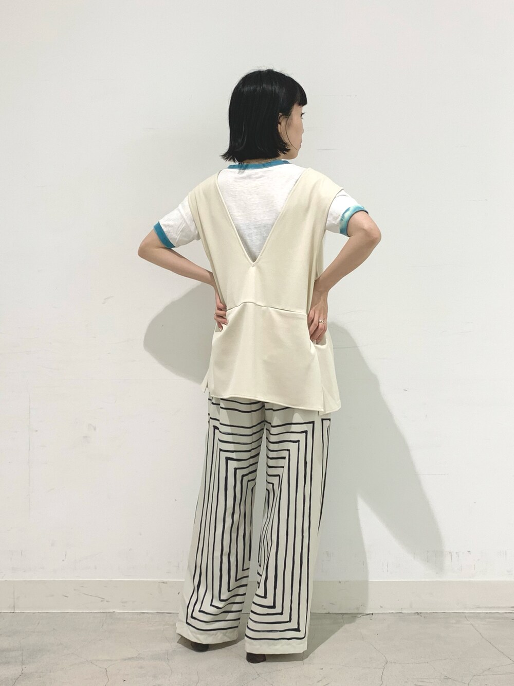 ホワイト系のベスト、ホワイト系のその他パンツを着用したレディースの夏コーディネートの2枚目の写真