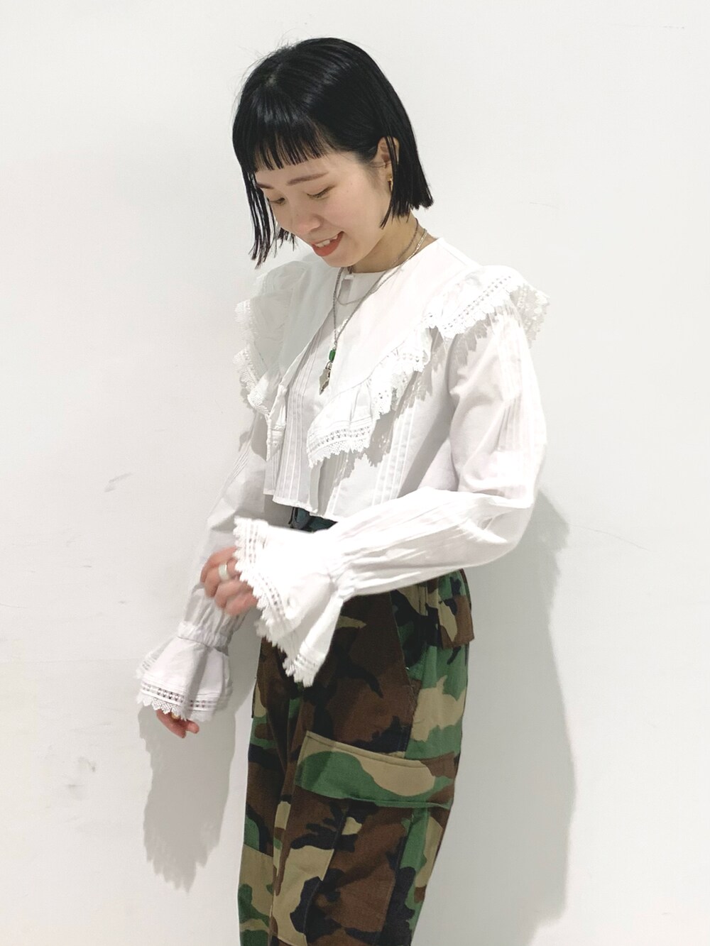 ホワイト系のシャツ/ブラウス、その他のカーゴパンツを着用したレディースの春コーディネートの3枚目の写真