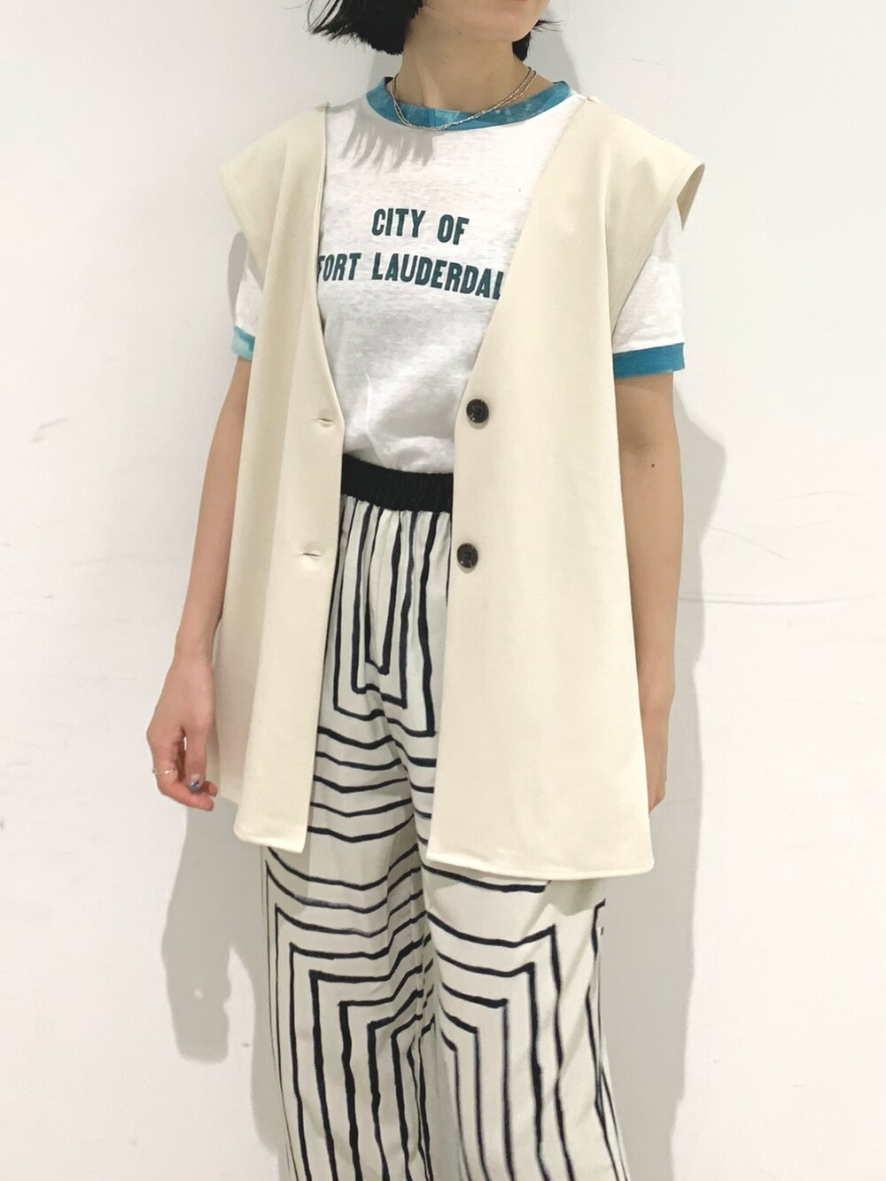 ホワイト系のベスト、ホワイト系のその他パンツを着用したレディースの夏コーディネートの3枚目の写真