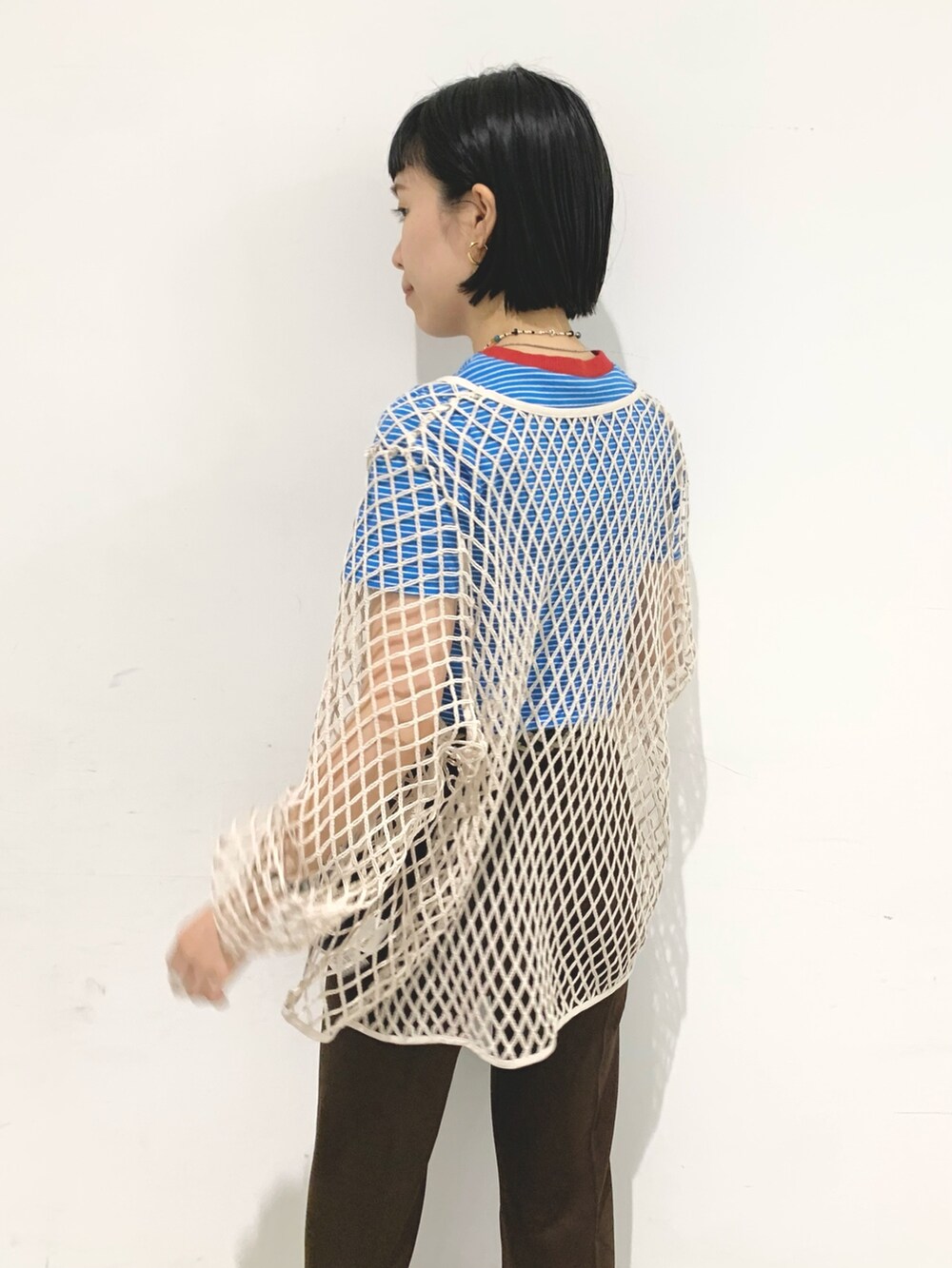 ホワイト系のTシャツ/カットソー、ブルー系のワンピースを着用したレディースの夏コーディネートの4枚目の写真