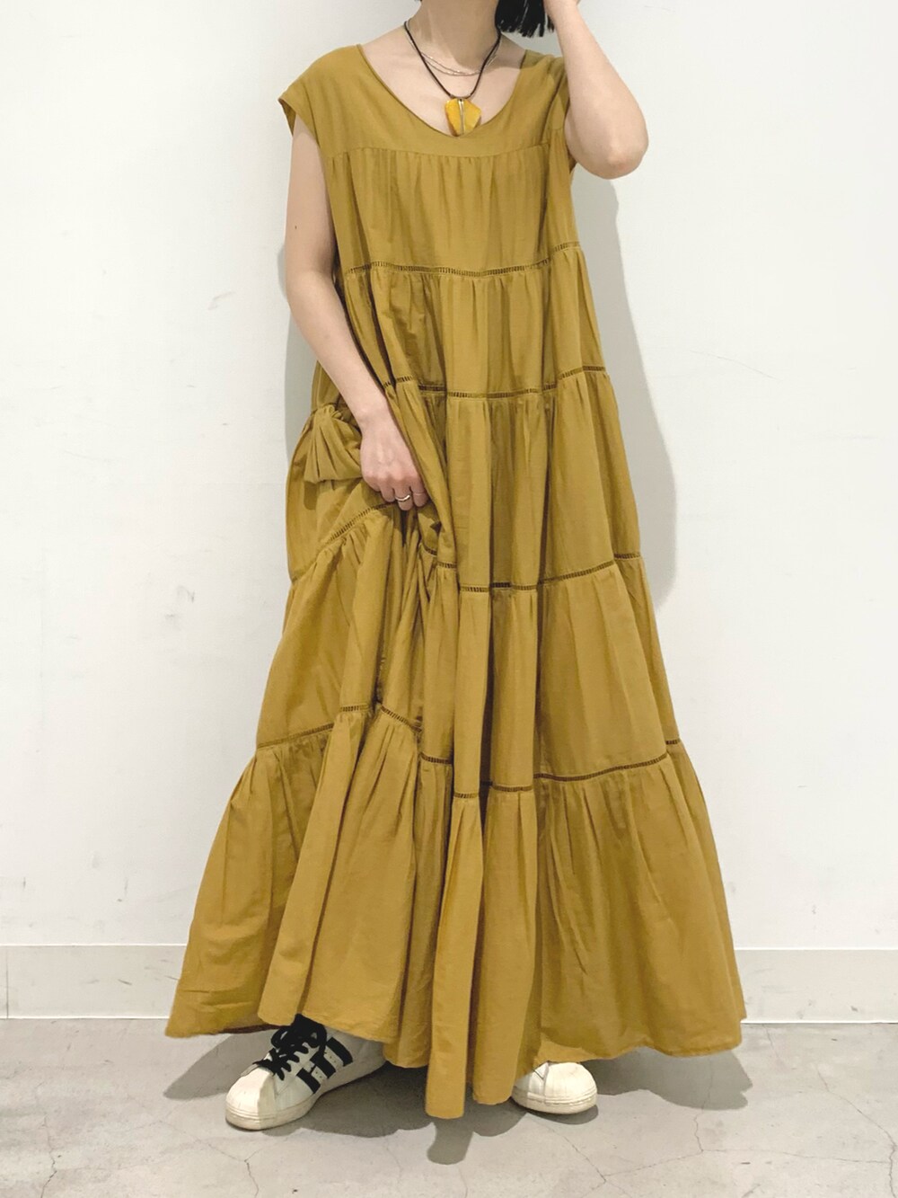 ベージュ系のワンピース、ブラック系のシャツ/ブラウスを着用したレディースの春コーディネートの3枚目の写真