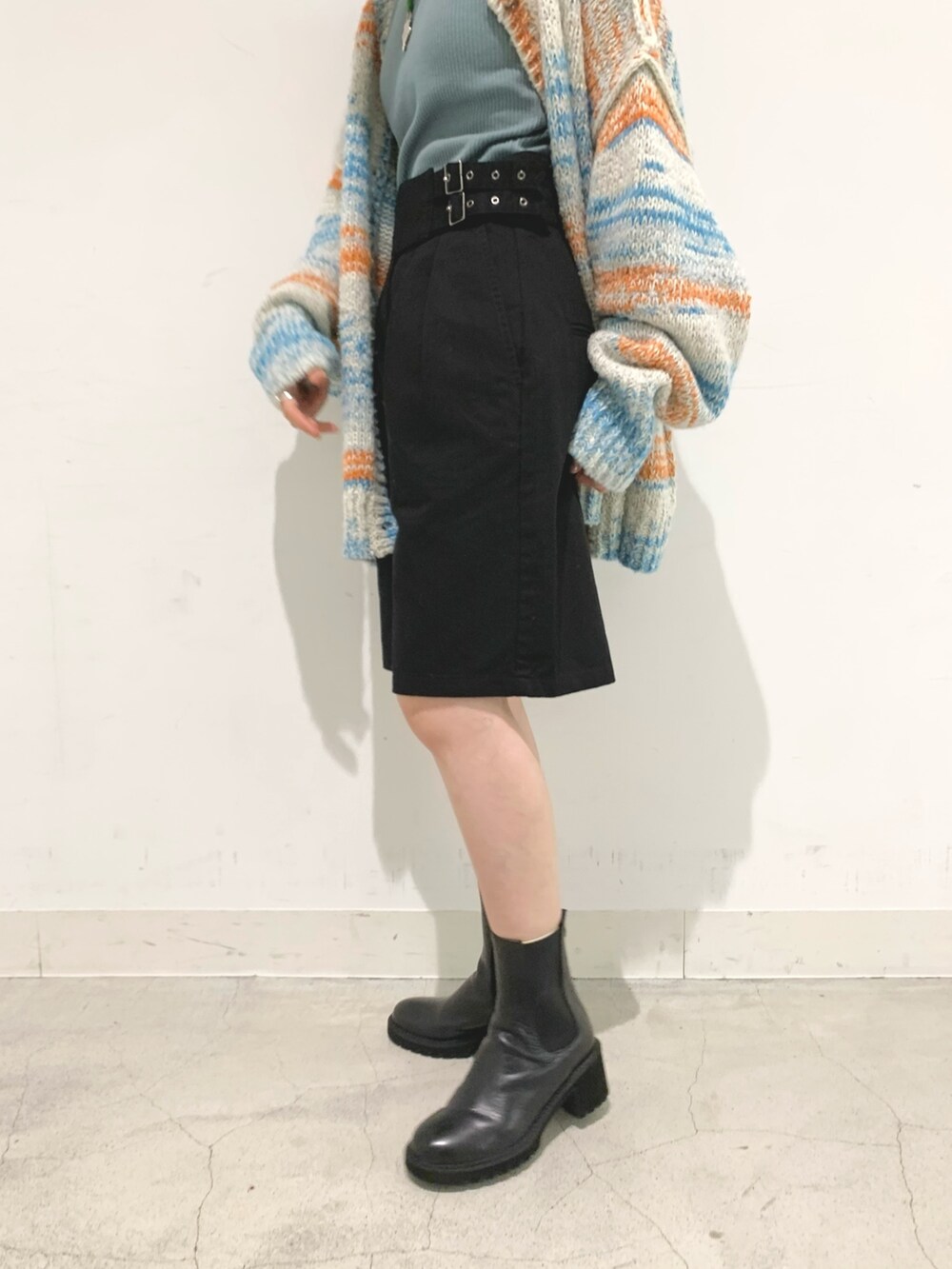 ホワイト系のカーディガン/ボレロ、ブルー系のTシャツ/カットソー、ブラック系のその他パンツを着用したレディースの秋コーディネートの4枚目の写真