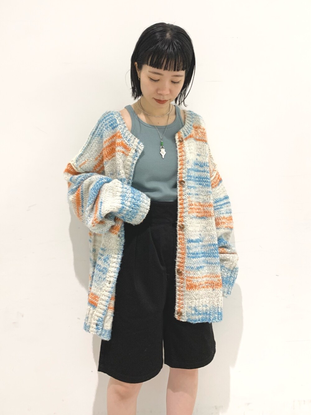 ホワイト系のカーディガン/ボレロ、ブルー系のTシャツ/カットソー、ブラック系のその他パンツを着用したレディースの秋コーディネートの3枚目の写真